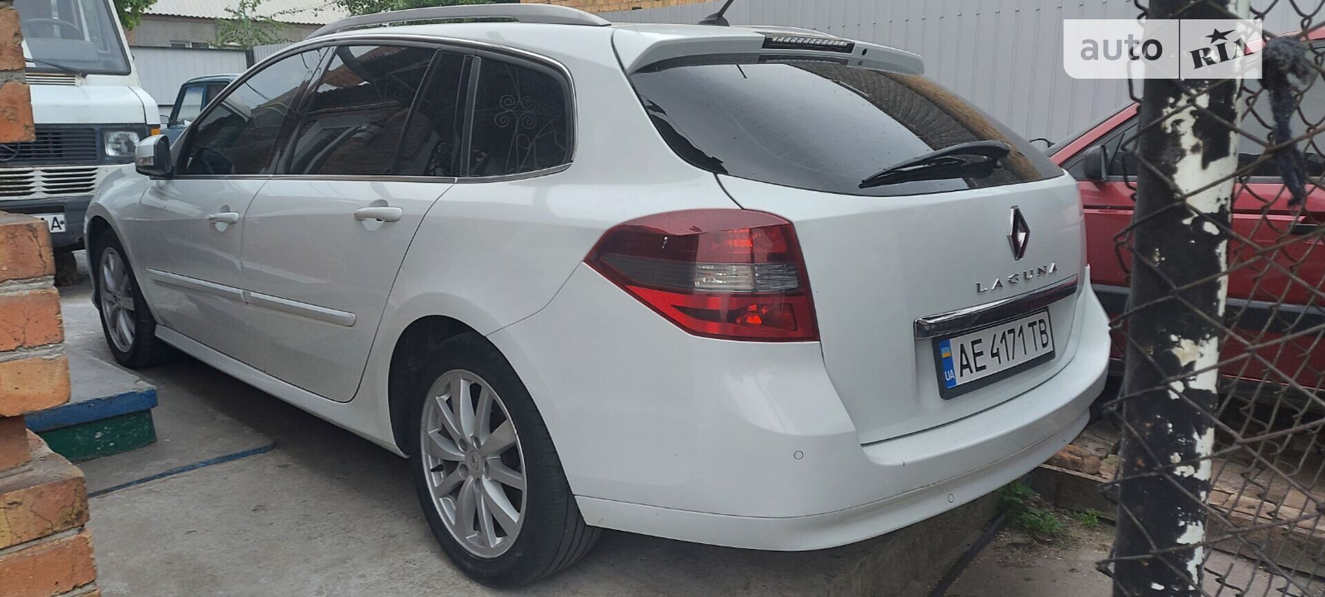 Головне фото звіту автомобіля RENAULT LAGUNA 2011