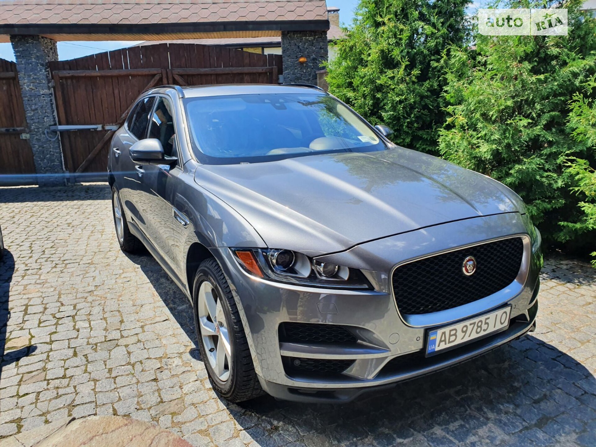 Головне фото звіту автомобіля JAGUAR F-PACE 2016