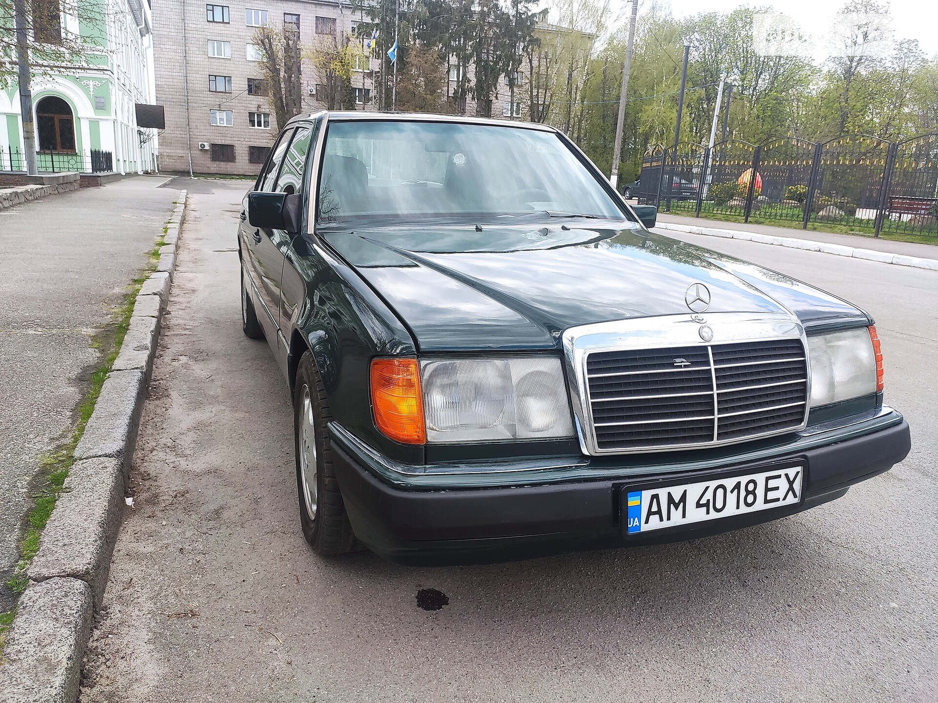 MERCEDES-BENZ E 300 1990