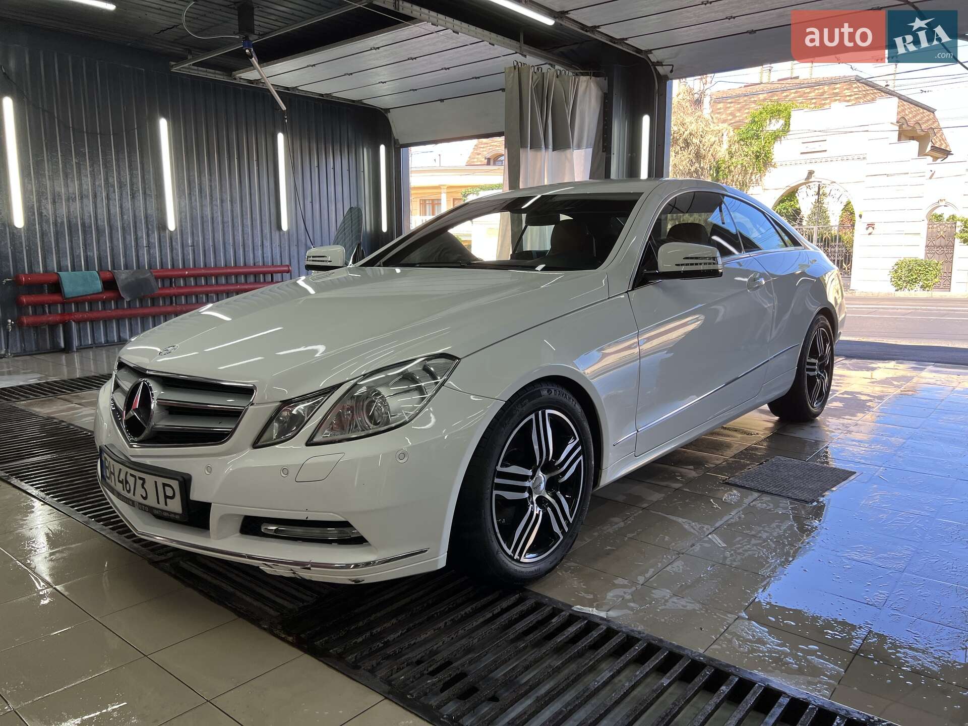 Головне фото звіту автомобіля MERCEDES-BENZ E 220 2012