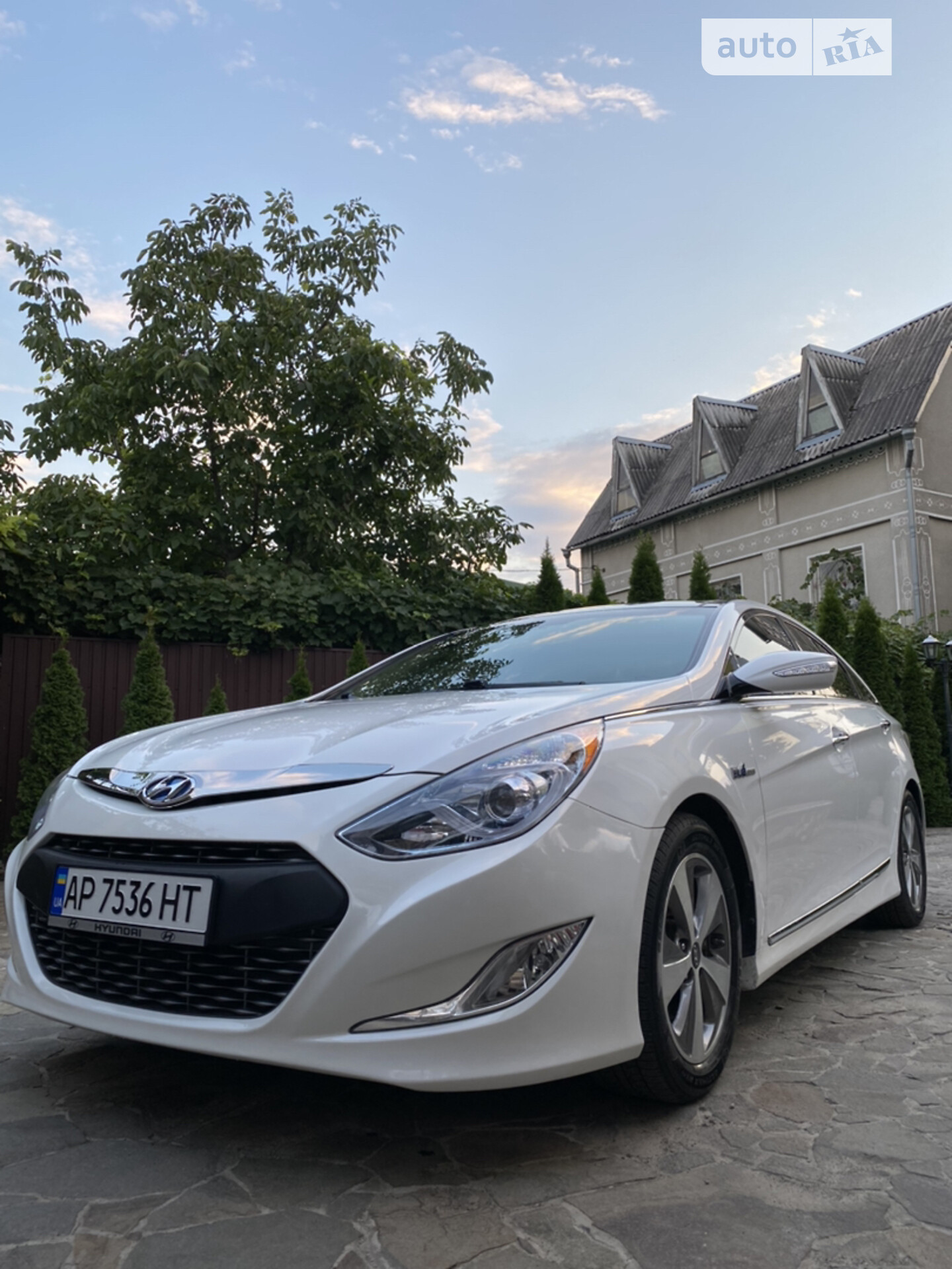 Головне фото звіту автомобіля HYUNDAI SONATA 2012
