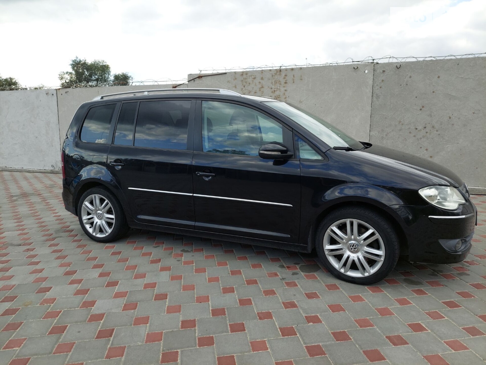 VOLKSWAGEN TOURAN 2010