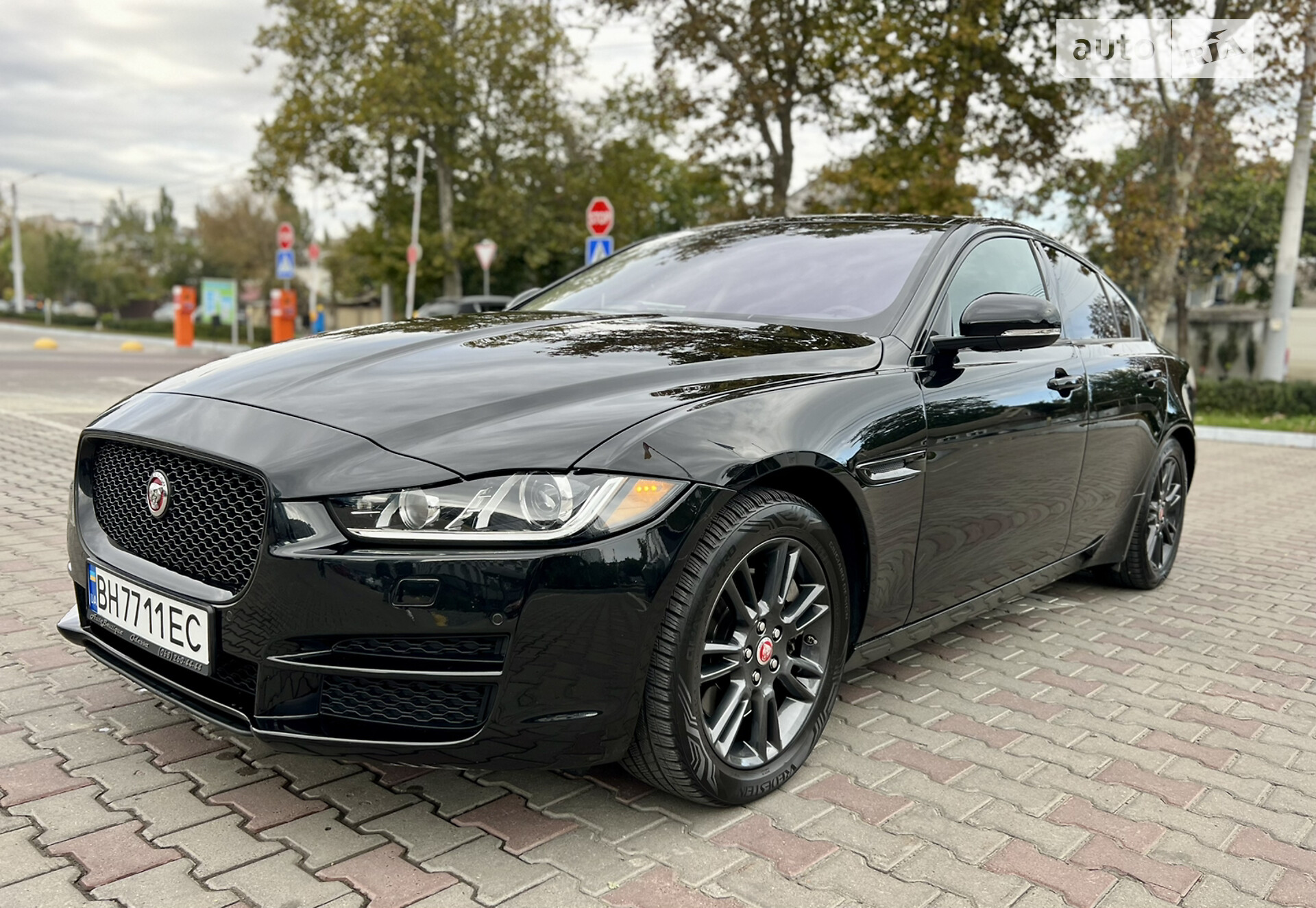 Головне фото звіту автомобіля JAGUAR XE 2016