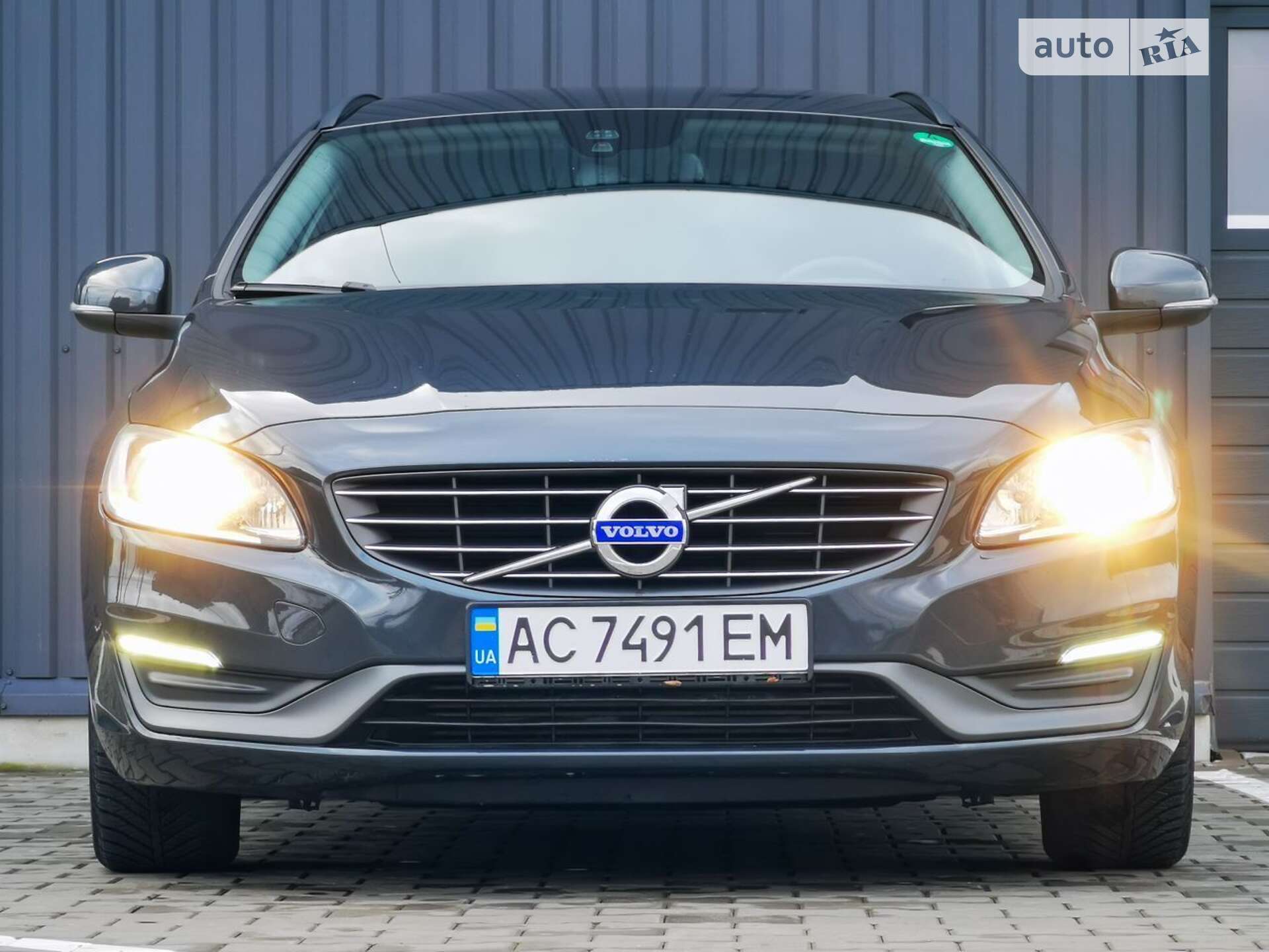 Головне фото звіту автомобіля VOLVO V60 2014