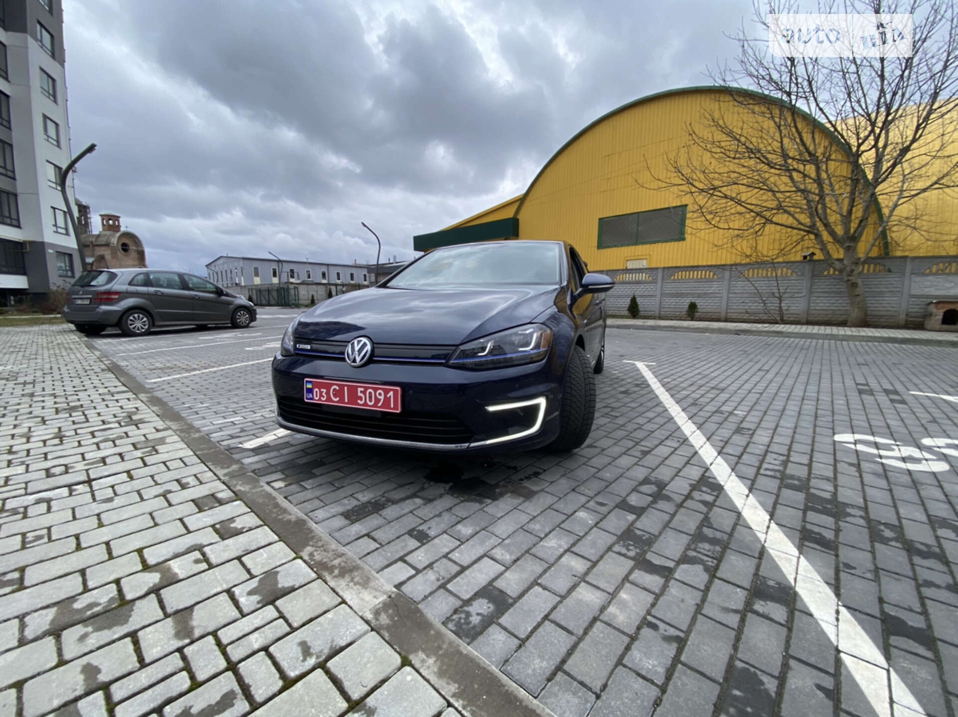 VOLKSWAGEN E-GOLF 2015
