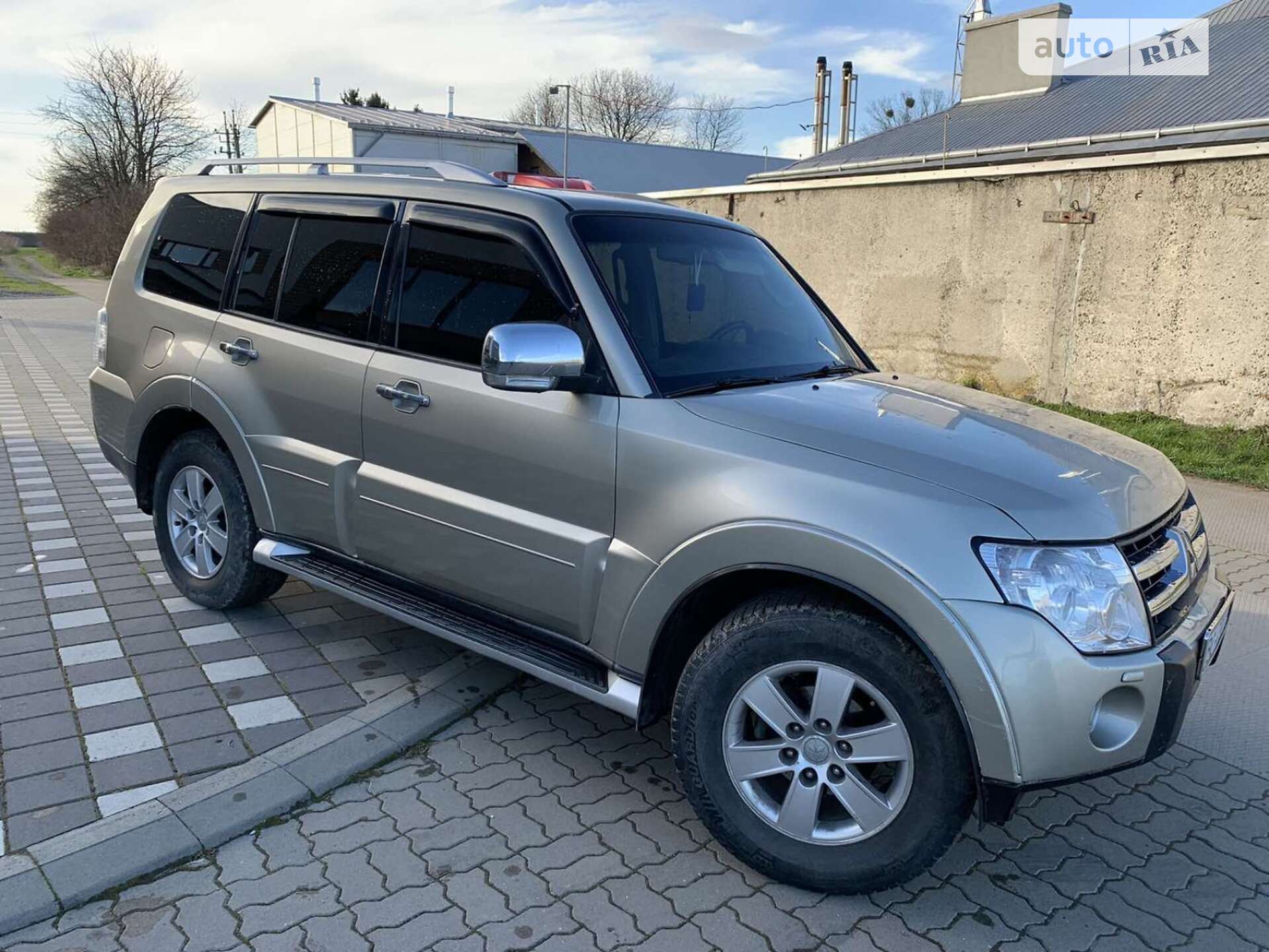 MITSUBISHI PAJERO