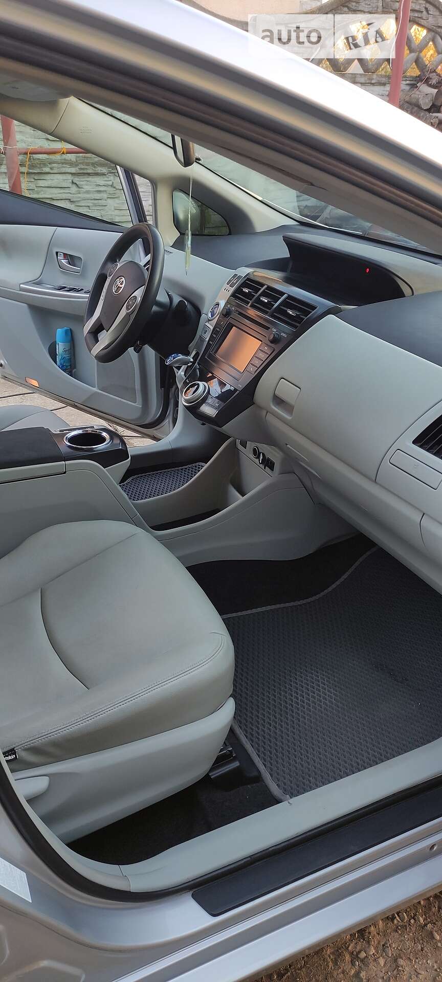 Головне фото звіту автомобіля TOYOTA PRIUS V 2014