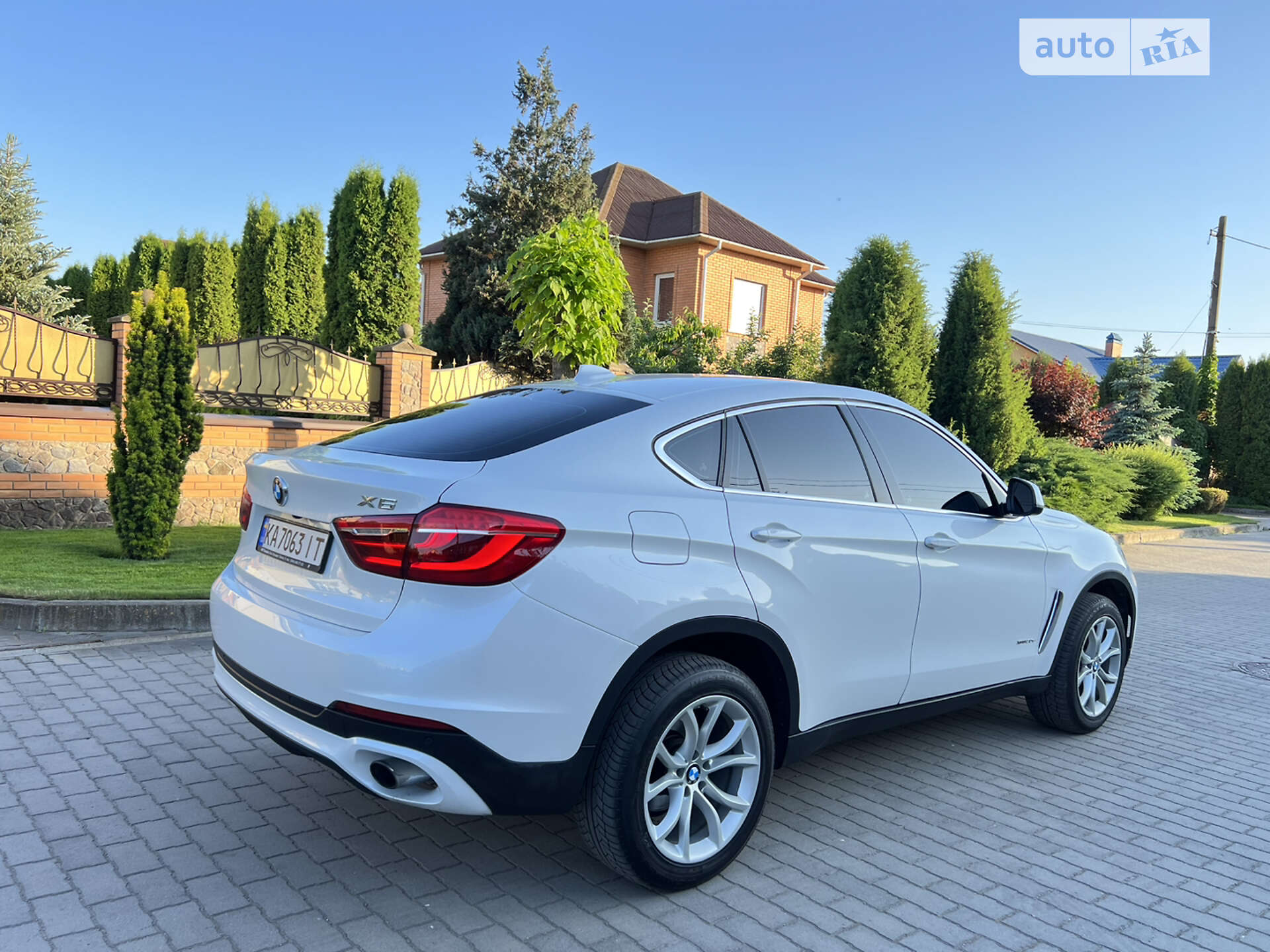Головне фото звіту автомобіля BMW X6 2016