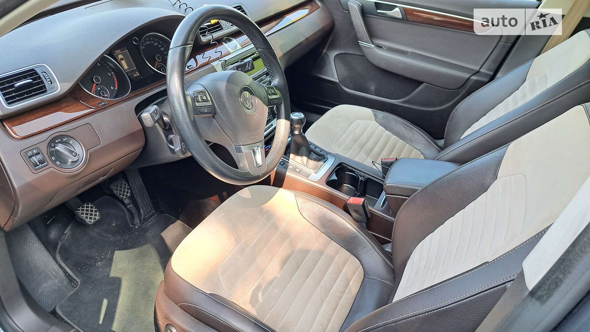 VOLKSWAGEN PASSAT 2011