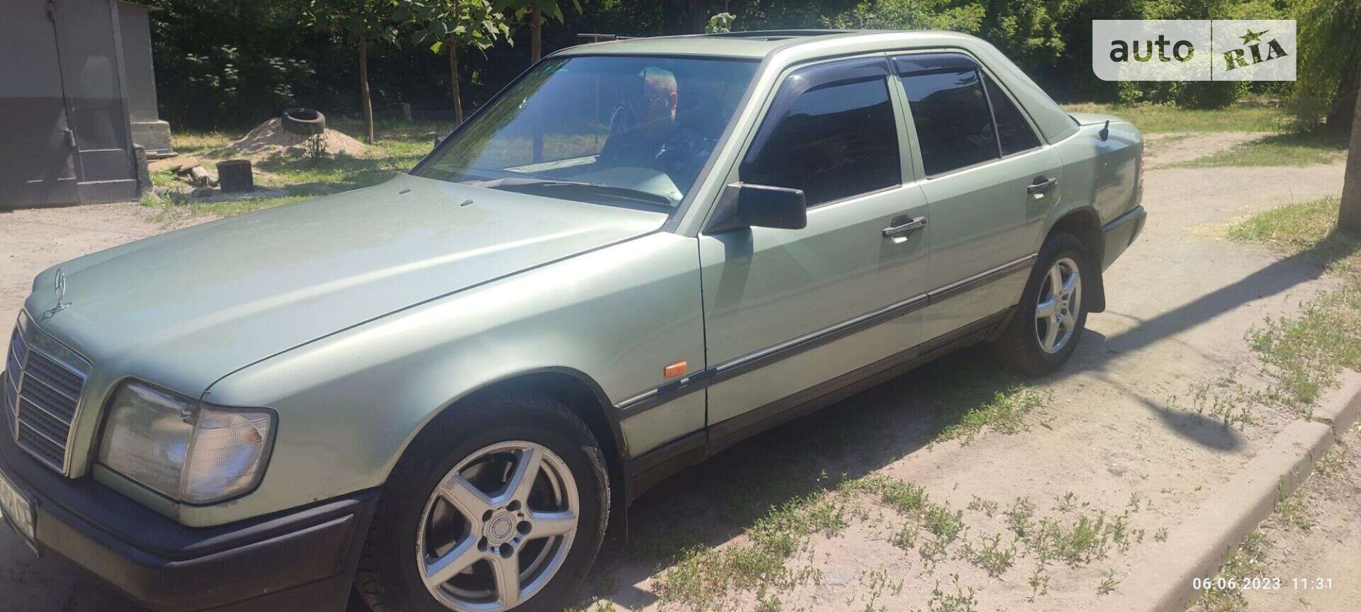MERCEDES-BENZ E 230 1988