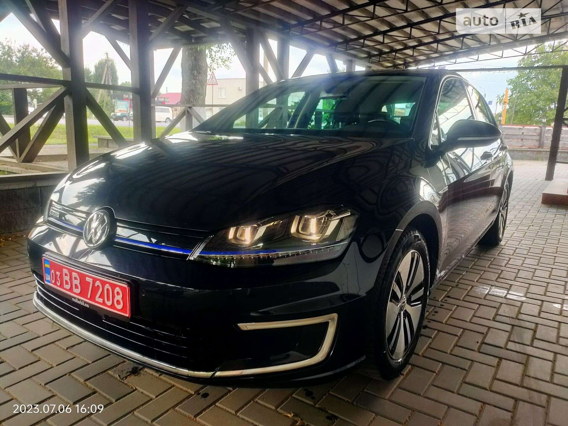 VOLKSWAGEN E-GOLF 2015
