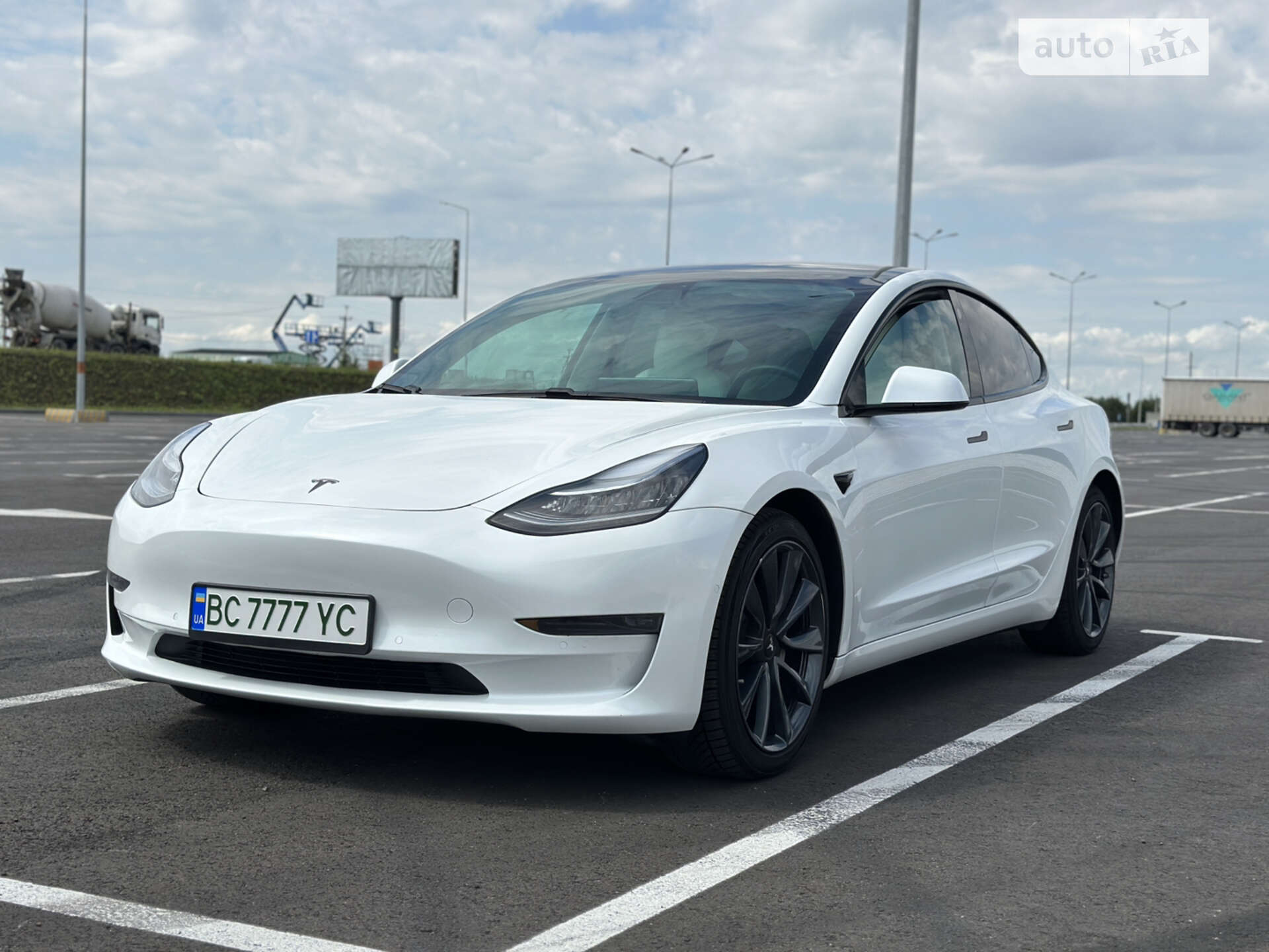 Головне фото звіту автомобіля TESLA MODEL 3 2020