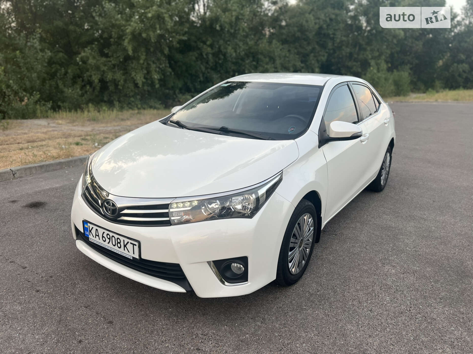 Головне фото звіту автомобіля TOYOTA COROLLA 2013