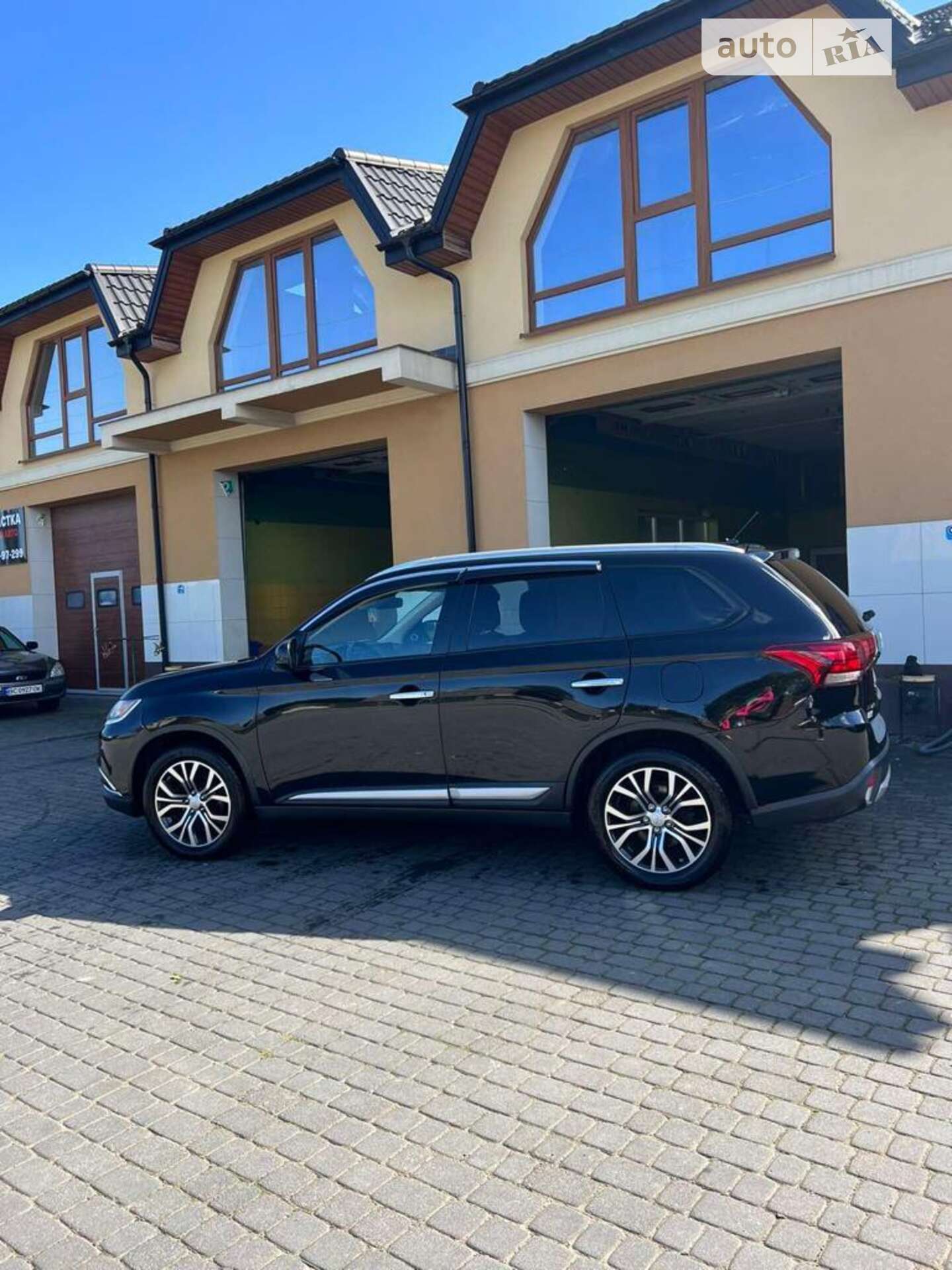 MITSUBISHI OUTLANDER 2016