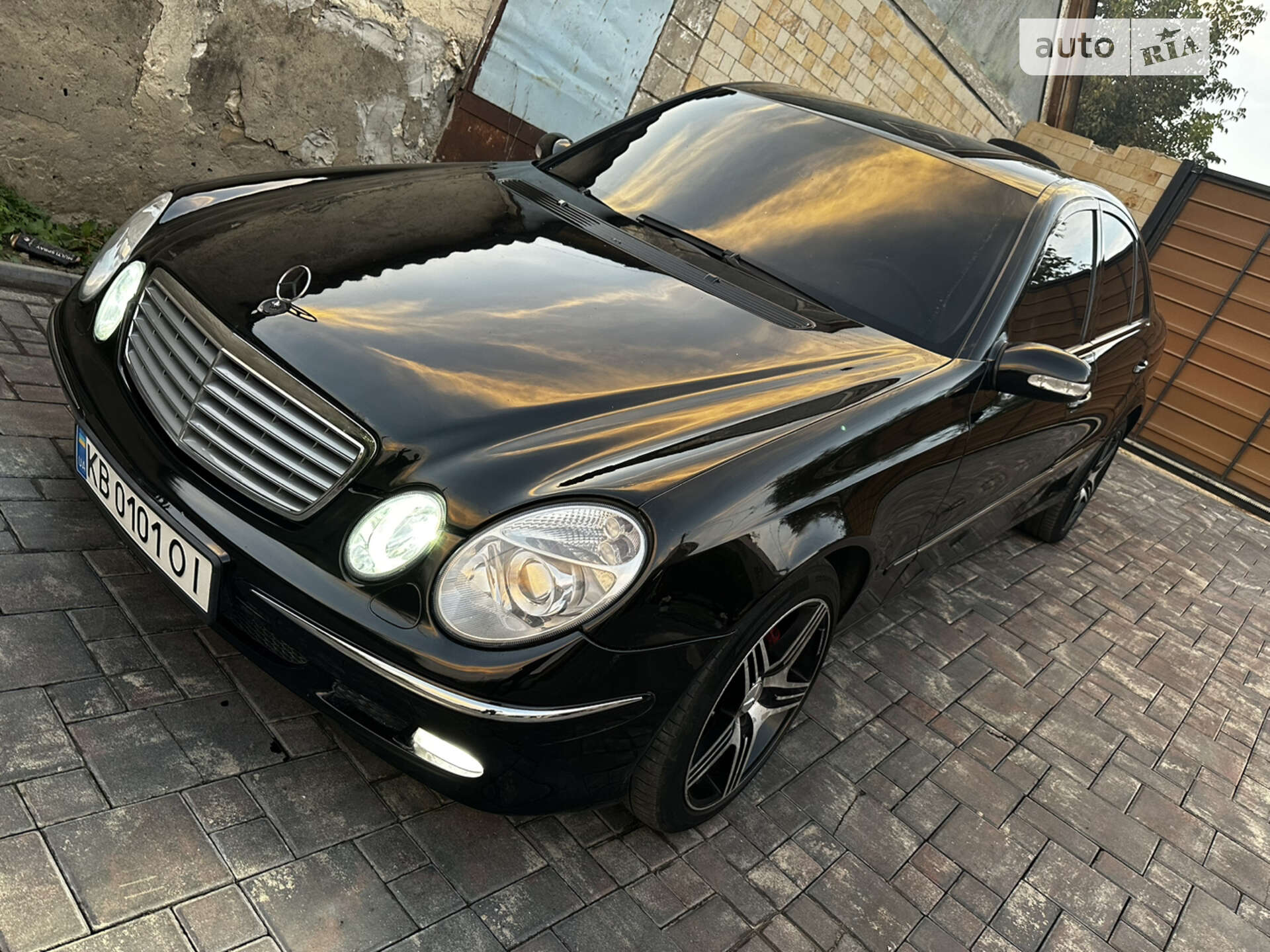 Головне фото звіту автомобіля MERCEDES-BENZ E 320 CDI 2003