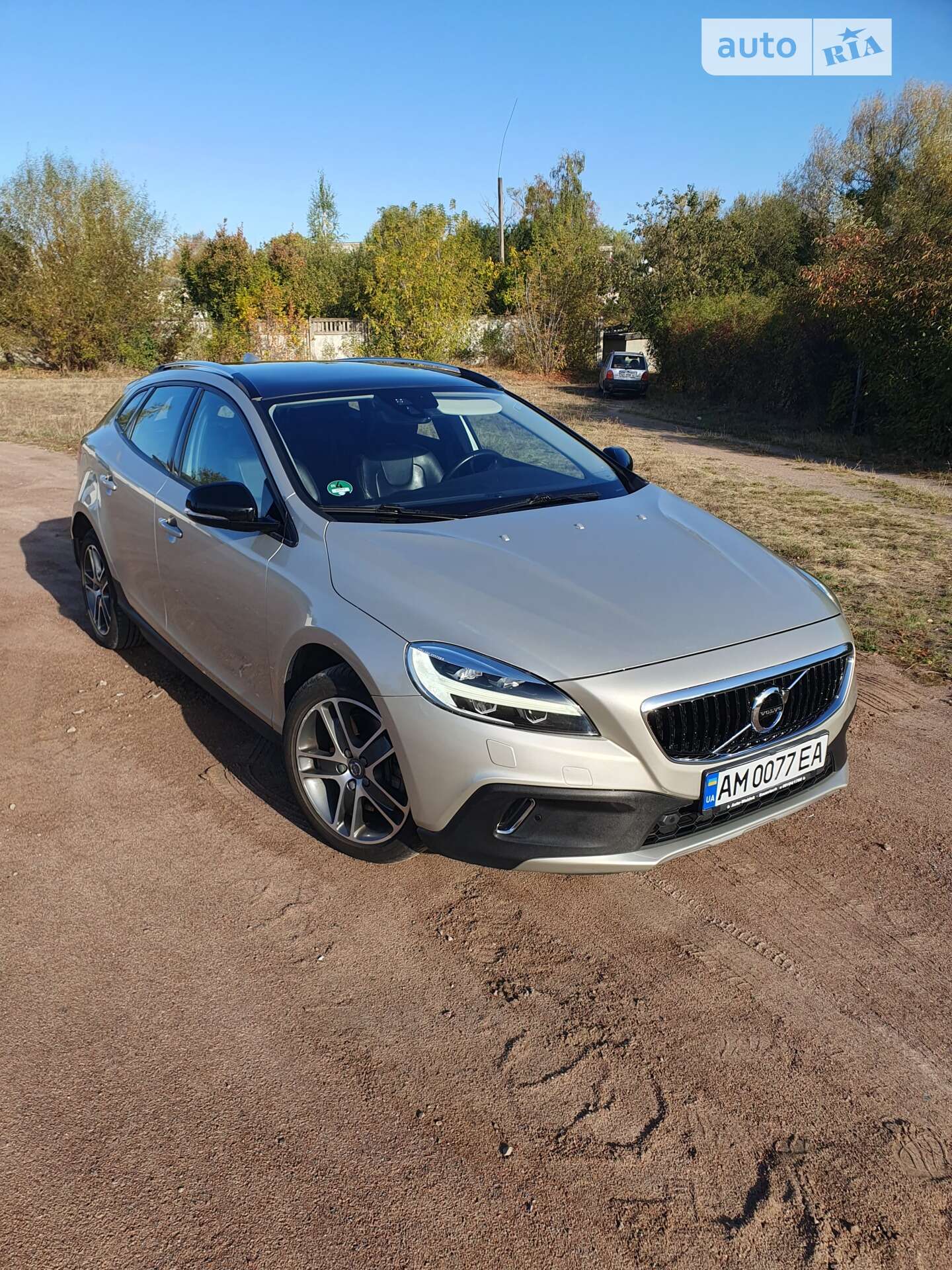 VOLVO V40 2016