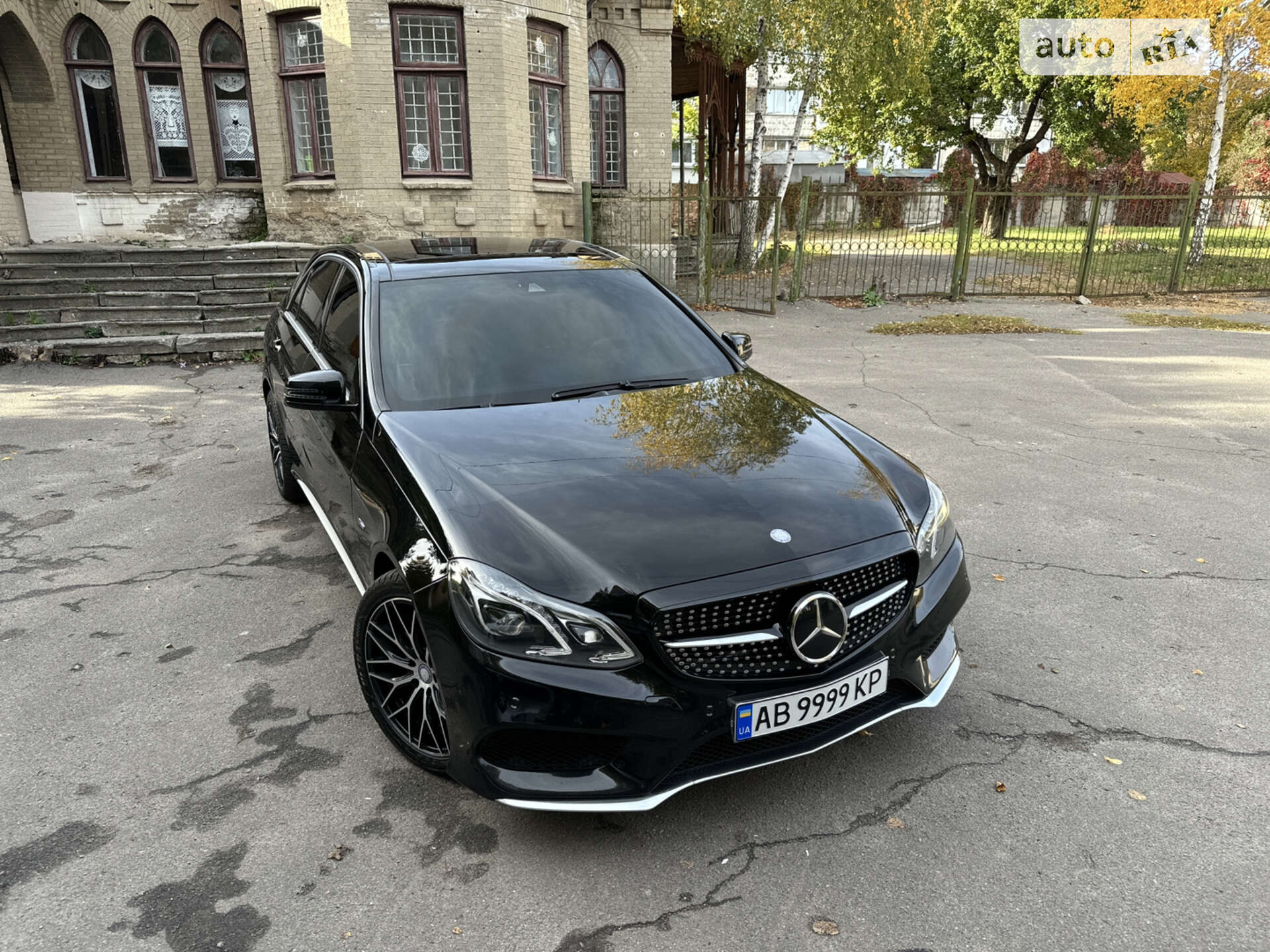 Головне фото звіту автомобіля MERCEDES-BENZ E 300 2013
