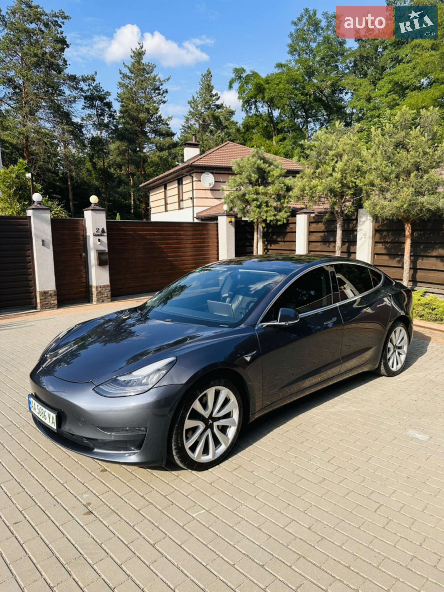 Головне фото звіту автомобіля TESLA MODEL 3 2019