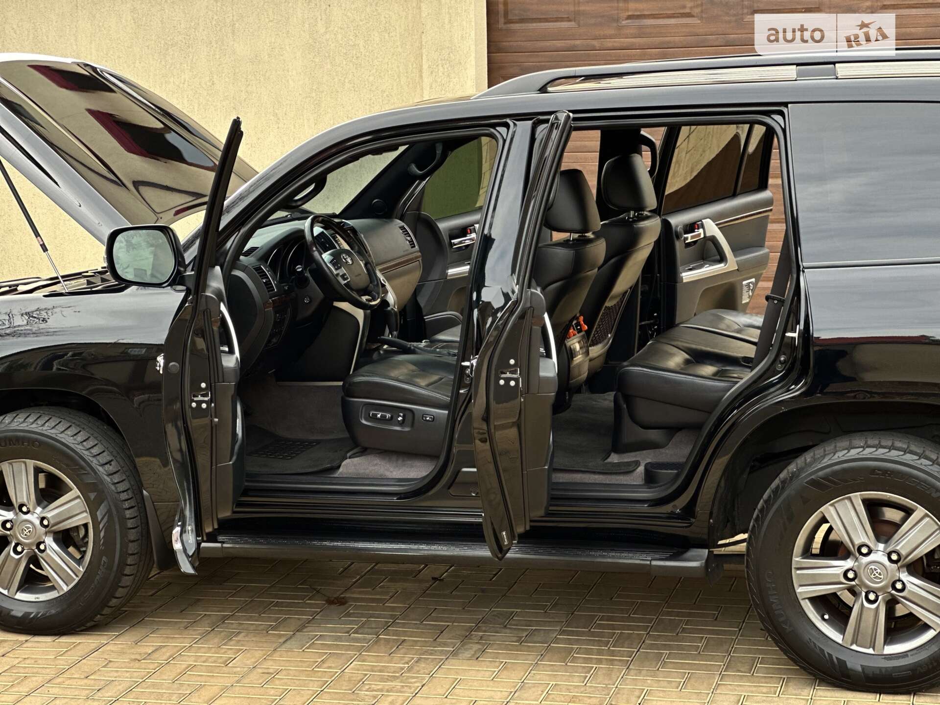 TOYOTA LAND CRUISER 200