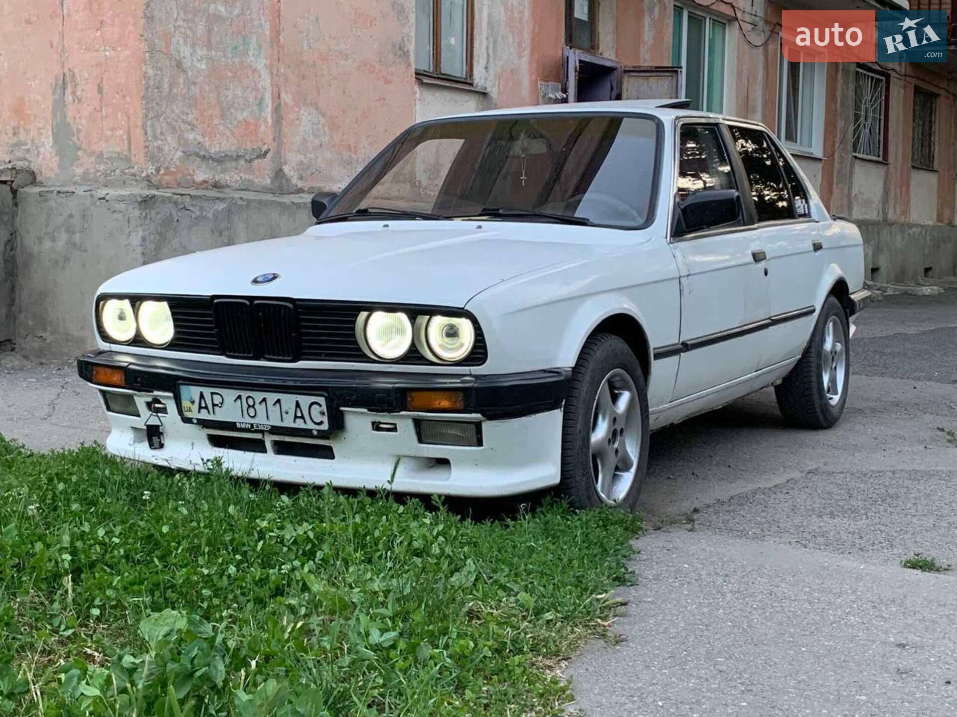 Головне фото звіту автомобіля BMW 318I 1985