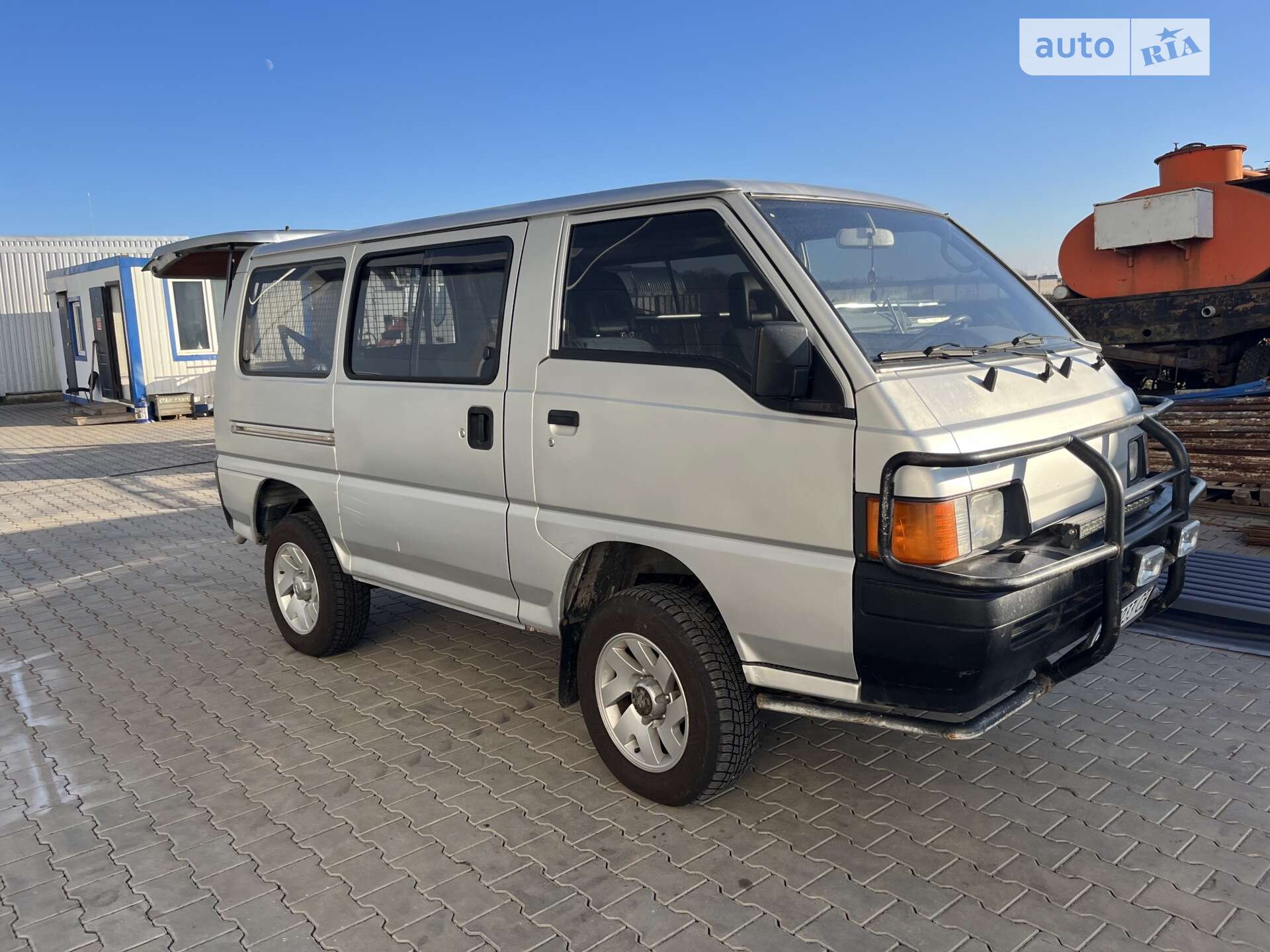 Головне фото звіту автомобіля MITSUBISHI L 300 1989