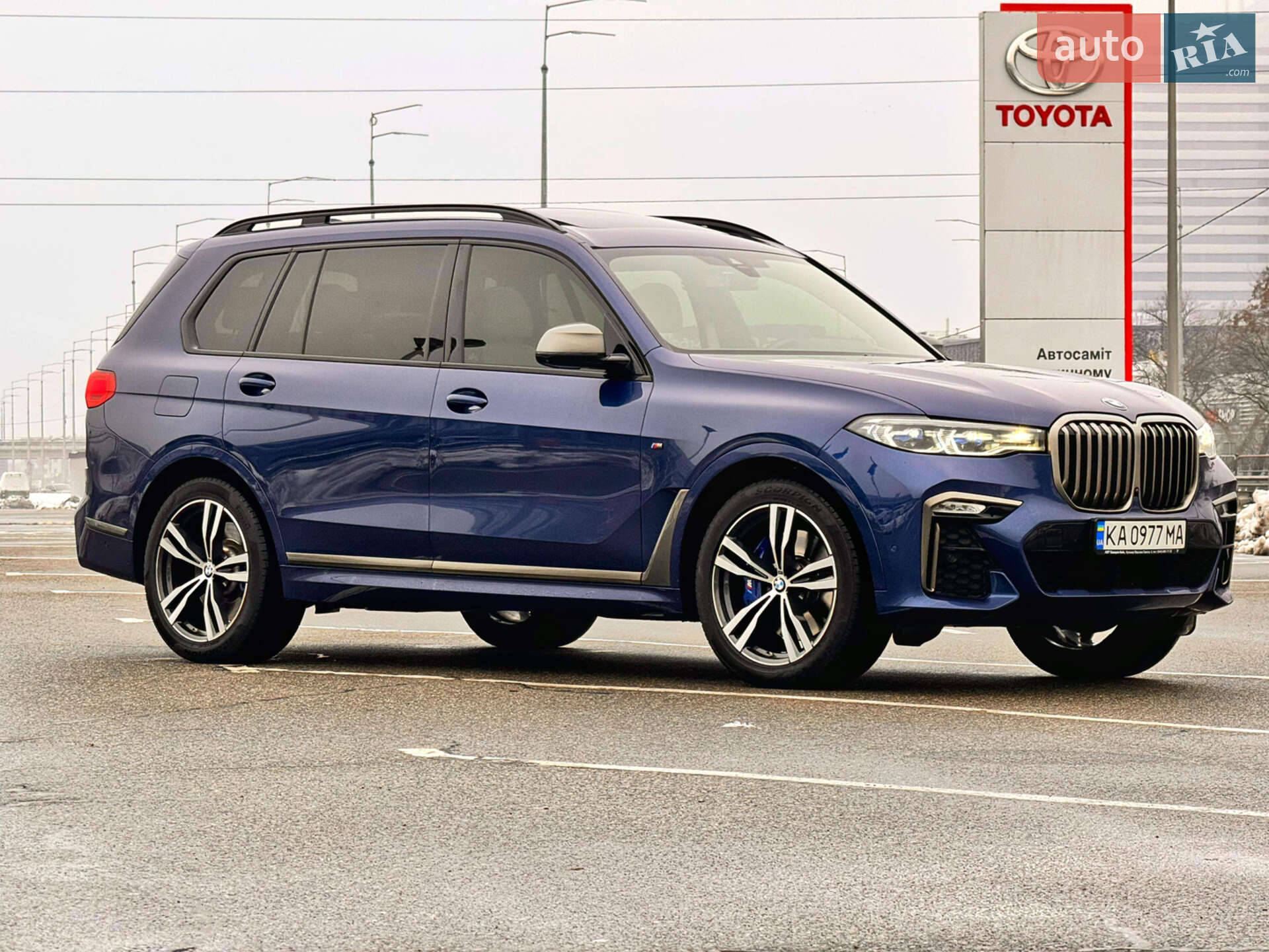 Головне фото звіту автомобіля BMW X7 2021