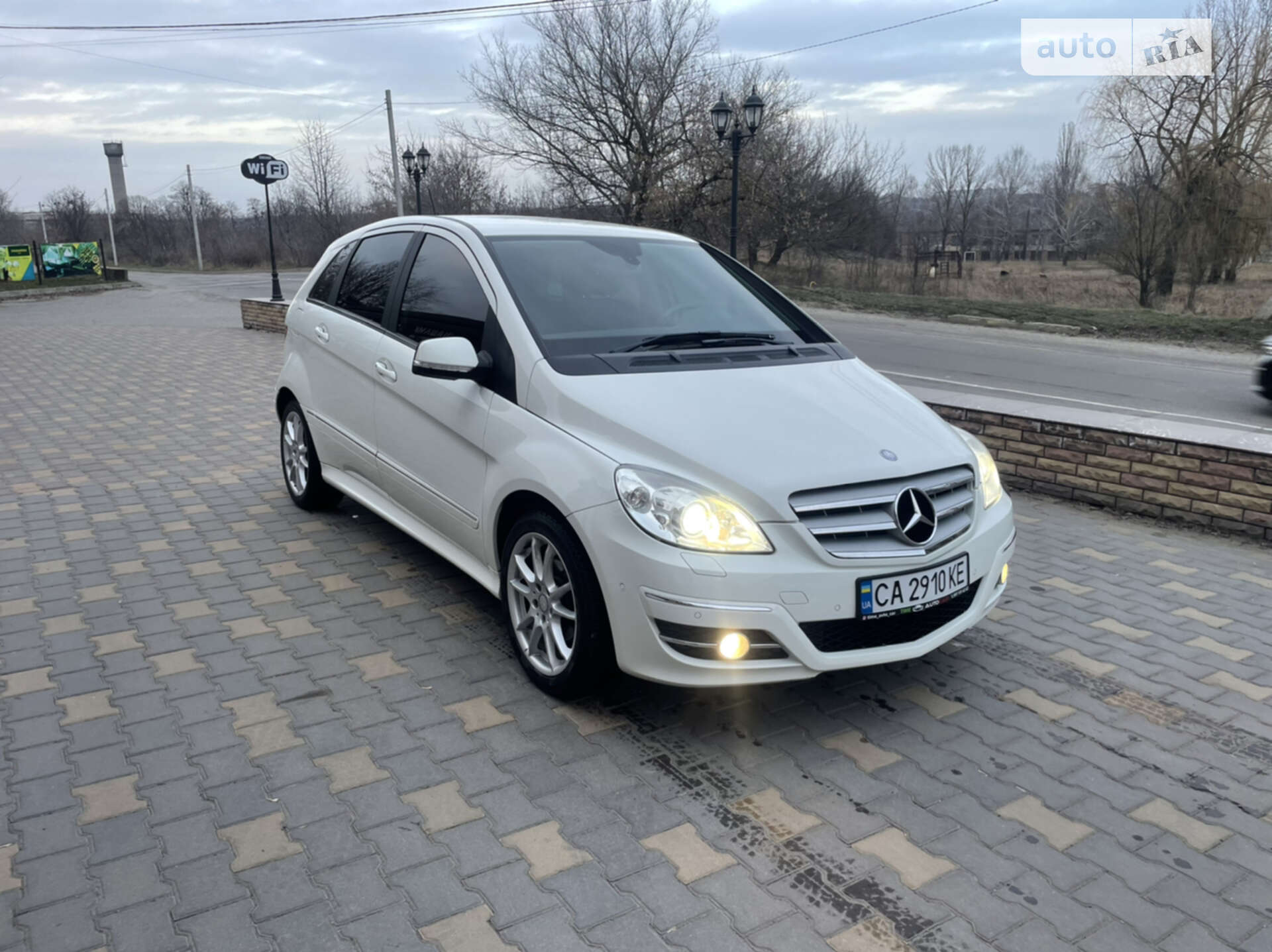 MERCEDES-BENZ B 200 2011