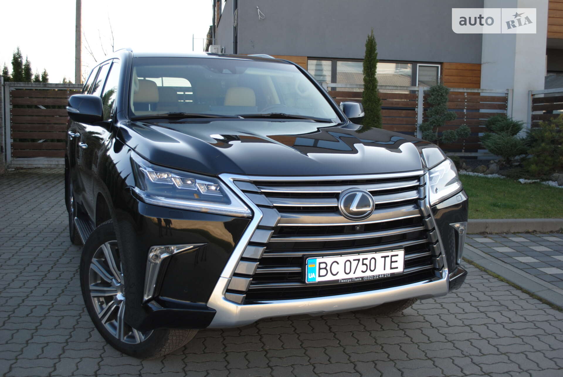 Головне фото звіту автомобіля LEXUS LX 570 2016