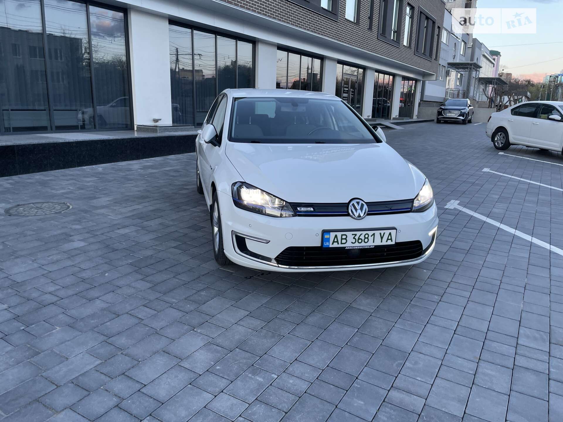 VOLKSWAGEN E-GOLF 2015
