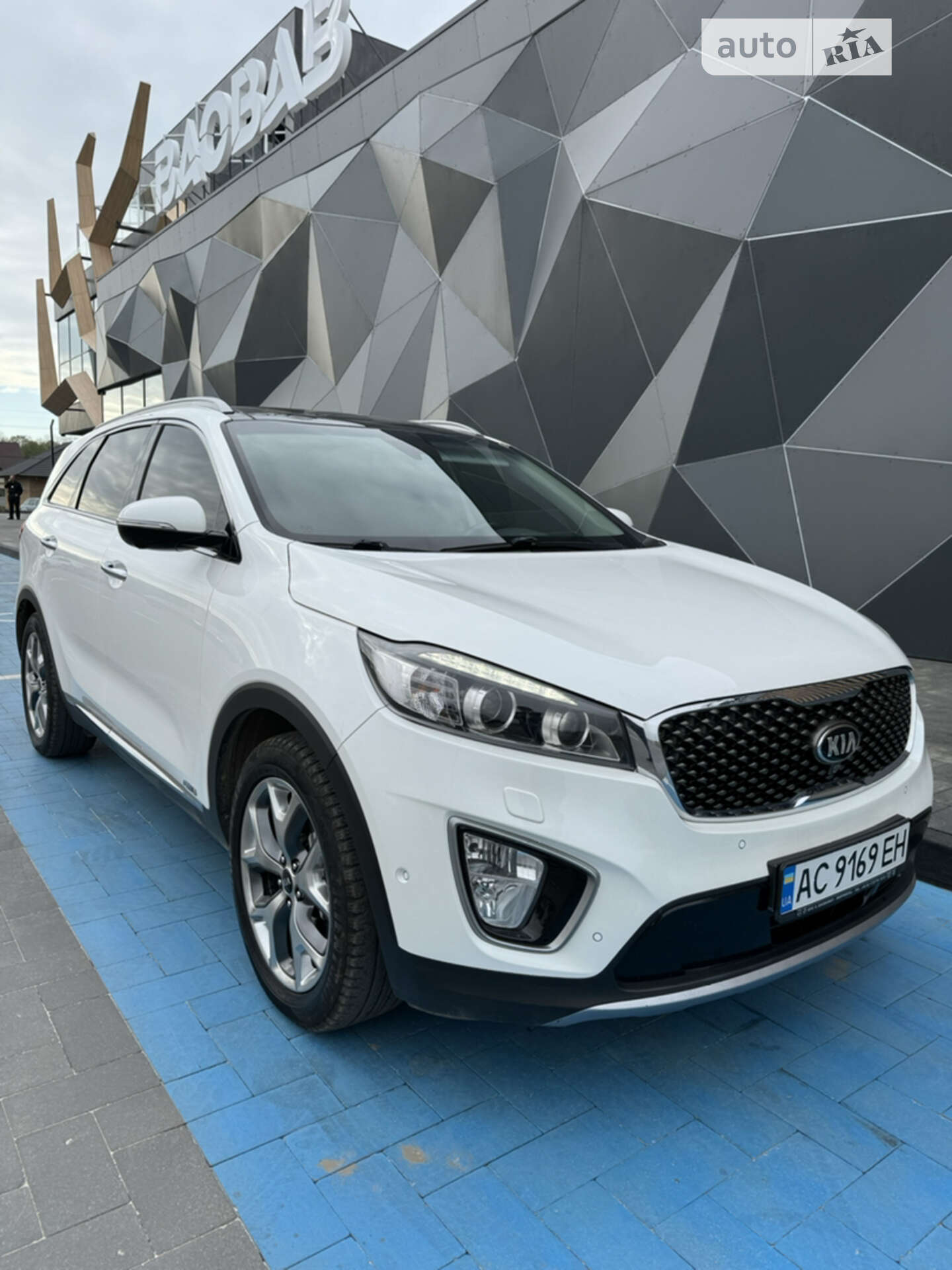 Головне фото звіту автомобіля KIA SORENTO 2016