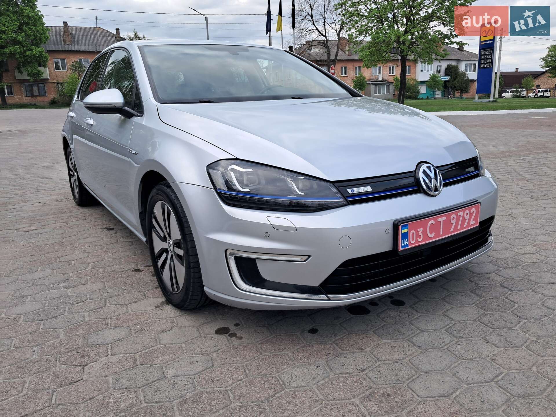 VOLKSWAGEN E-GOLF 2016