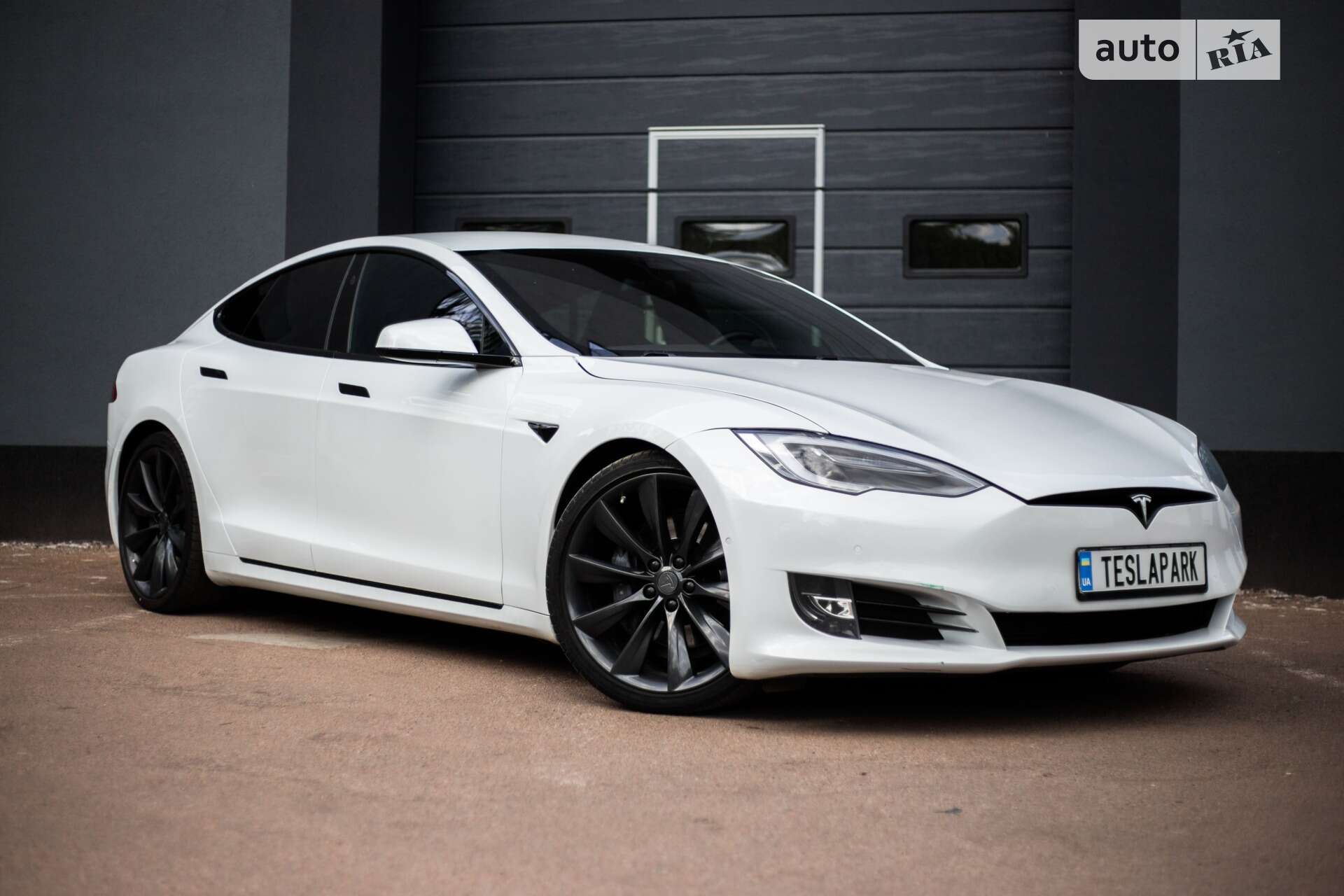 Головне фото звіту автомобіля TESLA MODEL S 2016