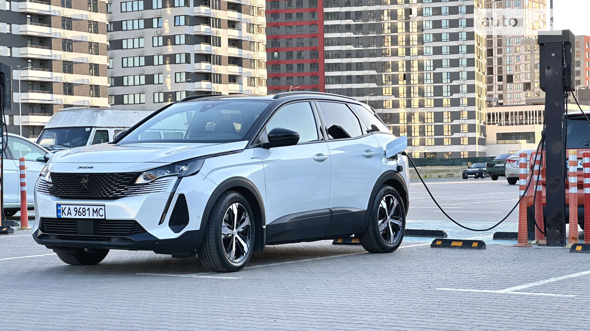 Головне фото звіту автомобіля PEUGEOT 3008 2021