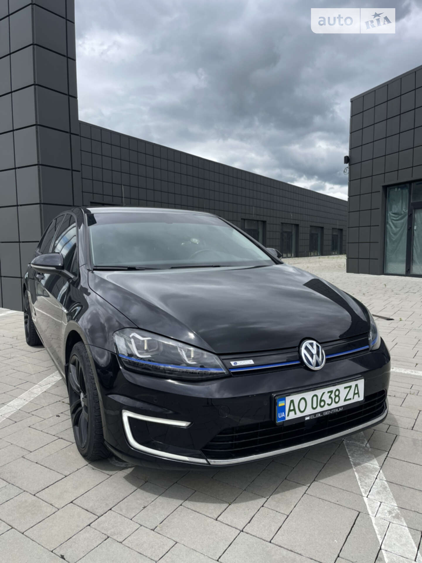 VOLKSWAGEN E-GOLF 2015