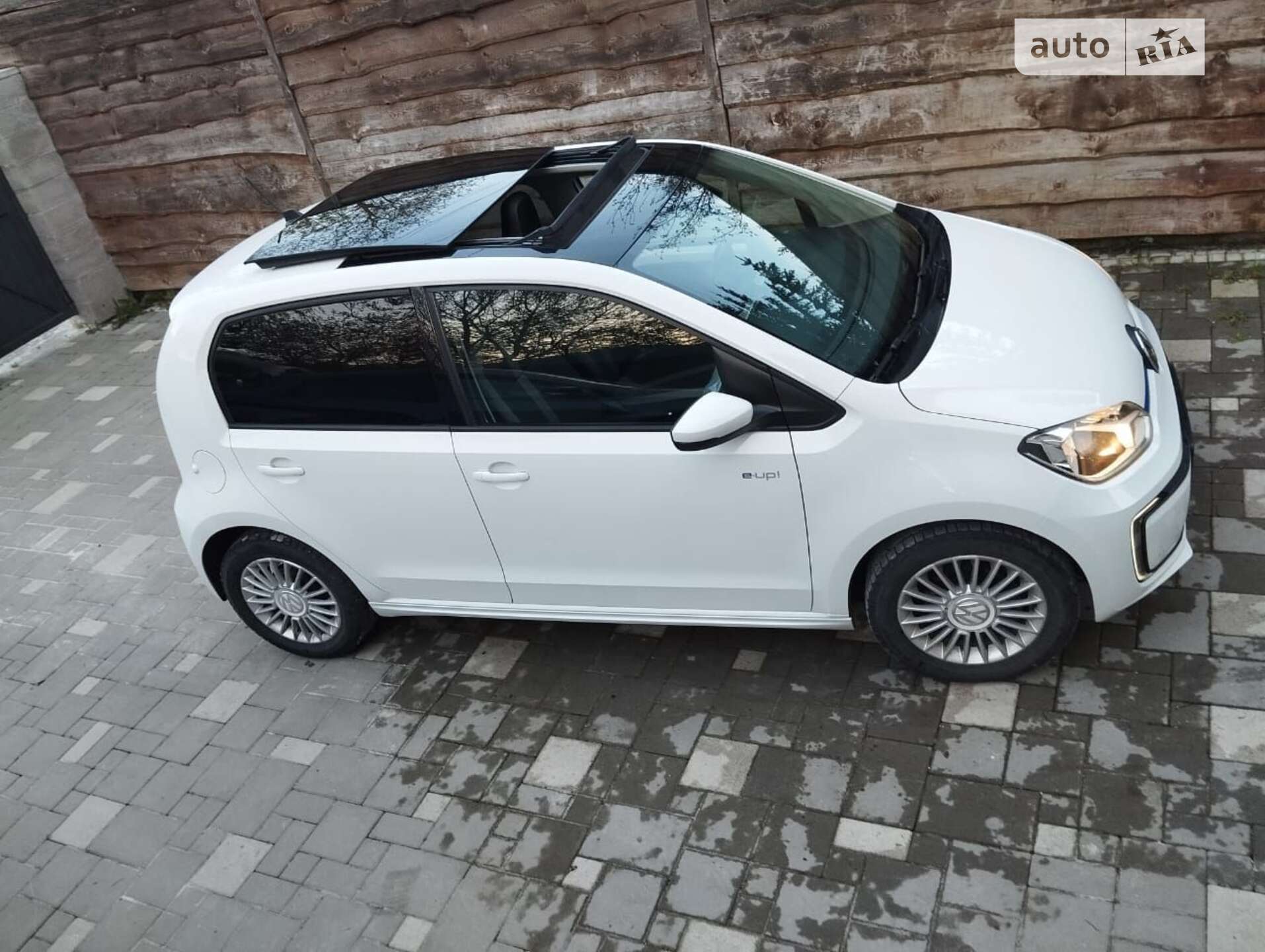 VOLKSWAGEN E-UP 2016