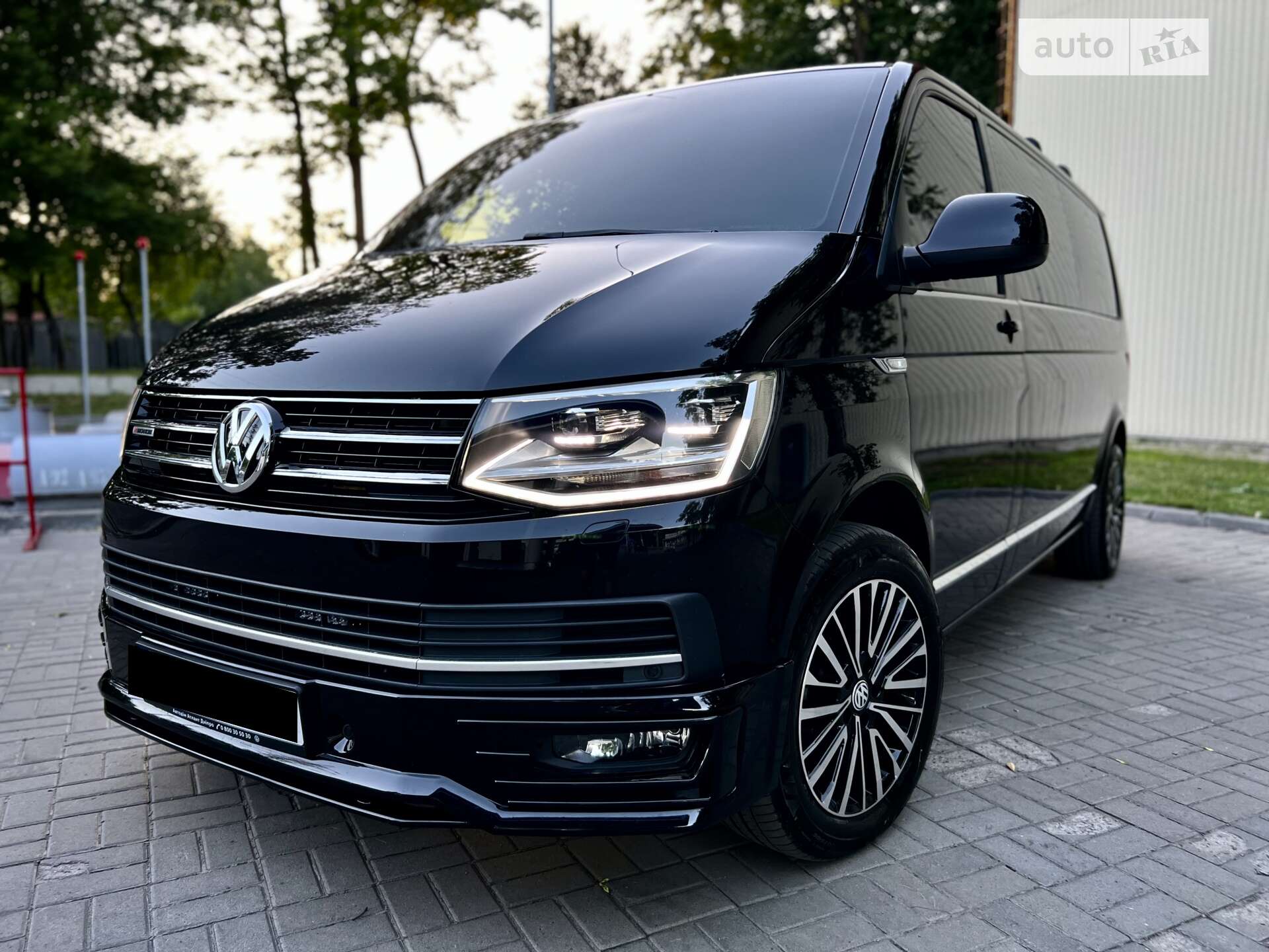 Головне фото звіту автомобіля VOLKSWAGEN MULTIVAN 2016
