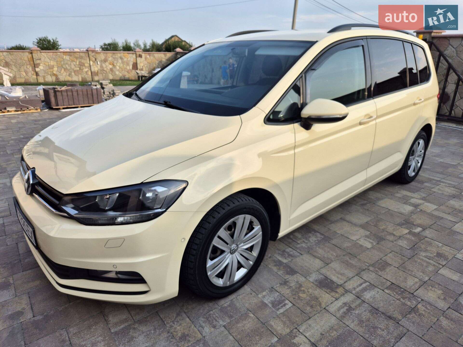 VOLKSWAGEN TOURAN 2016