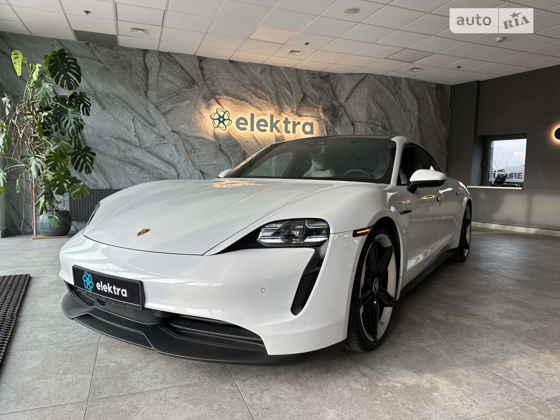 Головне фото звіту автомобіля PORSCHE TAYCAN 2020