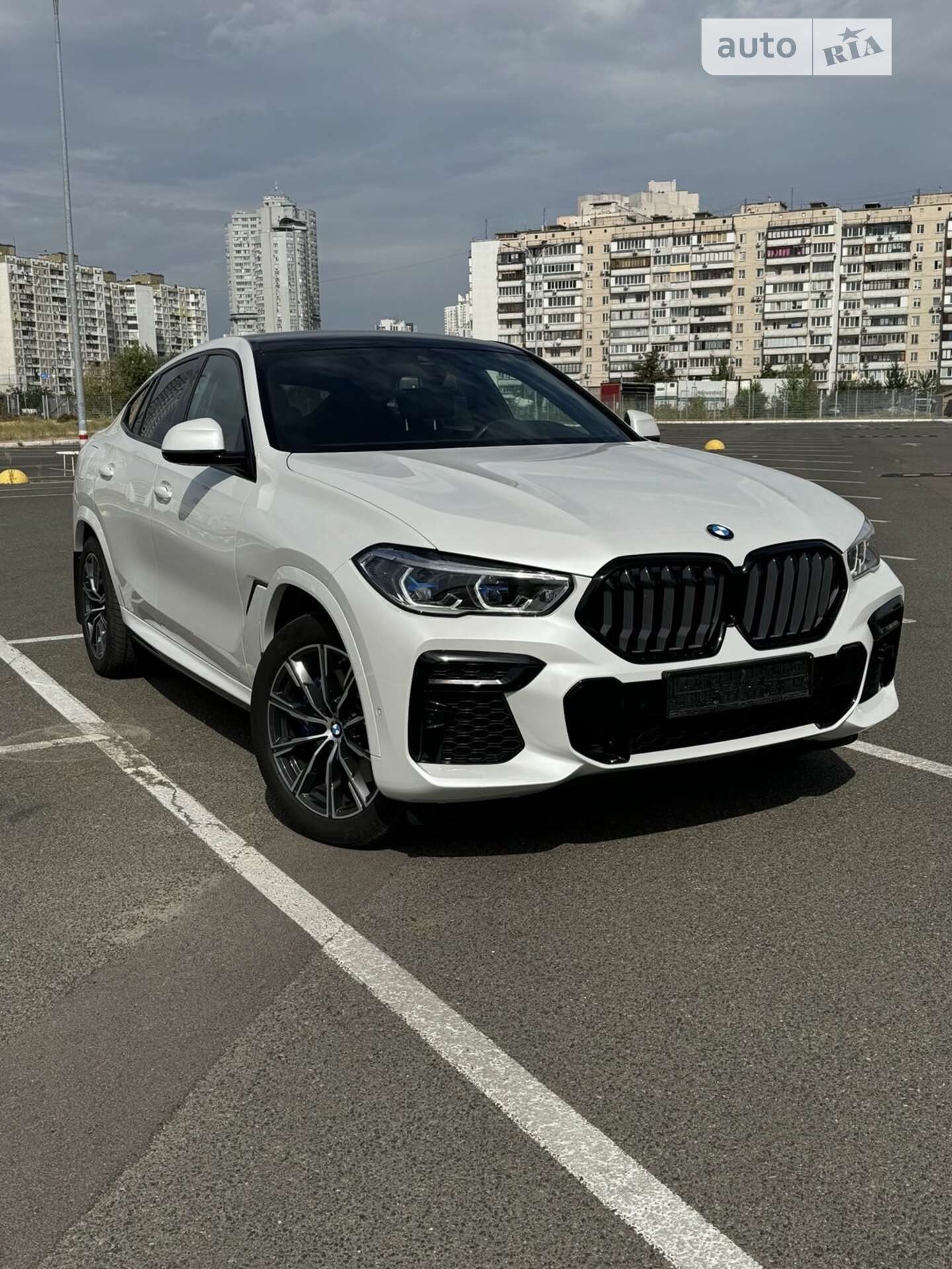Головне фото звіту автомобіля BMW X6 2022