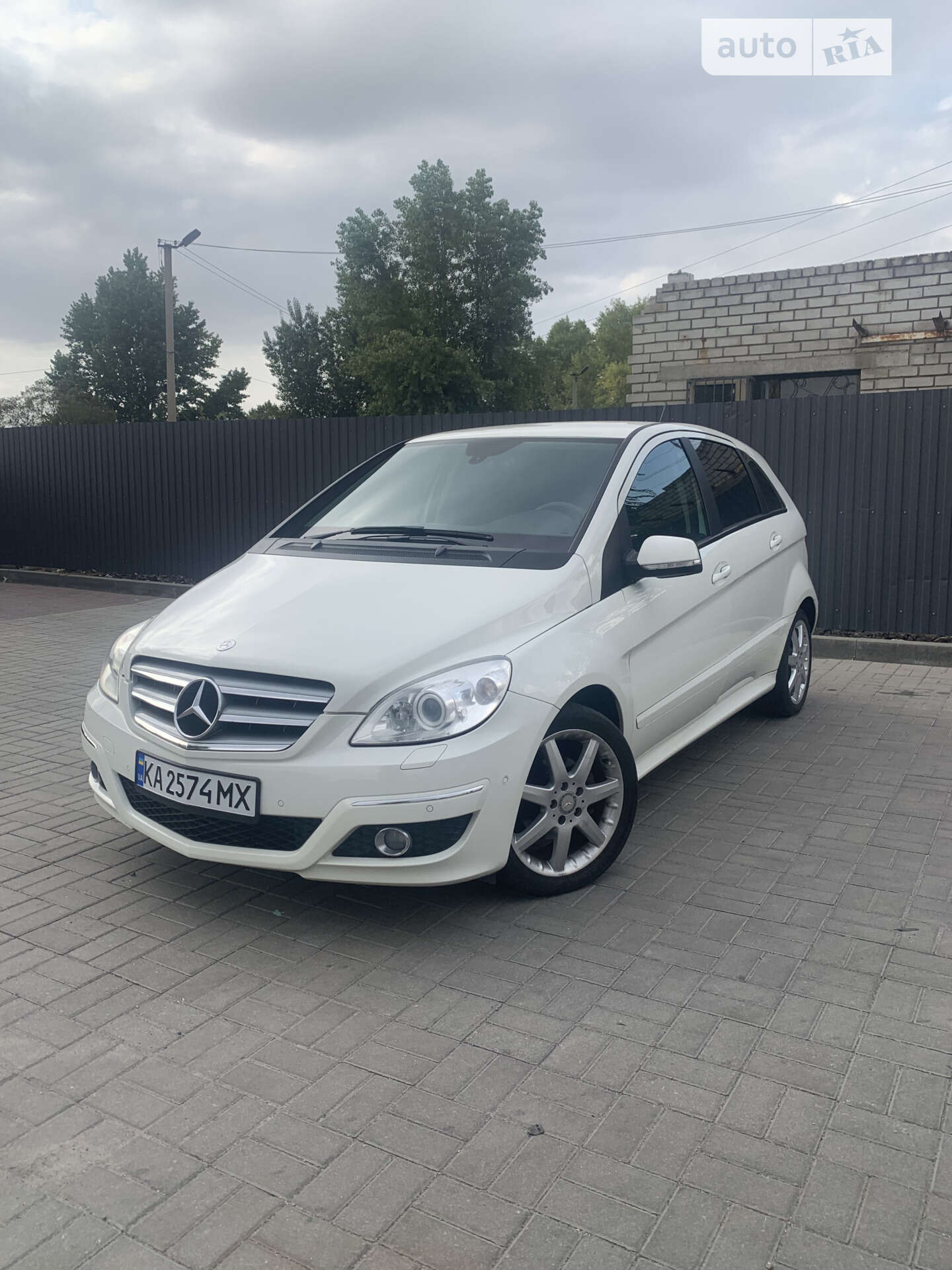 MERCEDES-BENZ B 180 2011