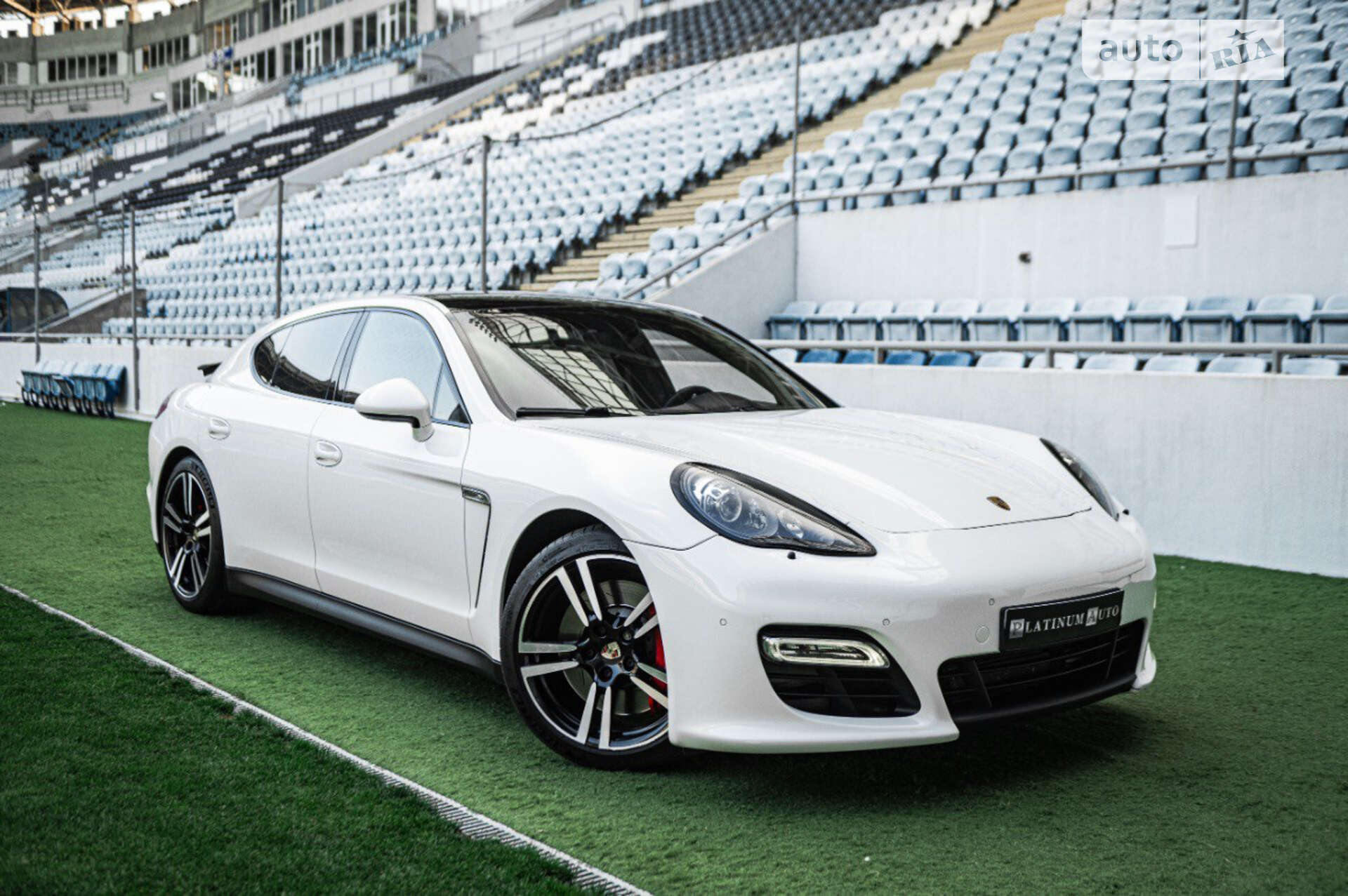 Головне фото звіту автомобіля PORSCHE PANAMERA 2012