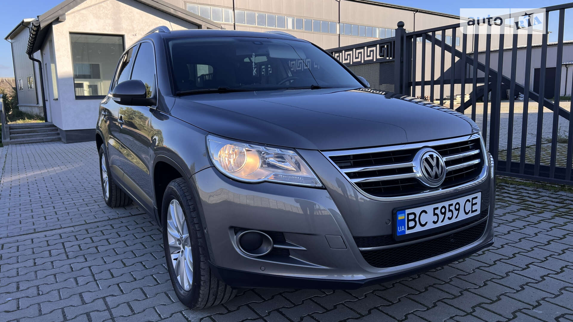 VOLKSWAGEN TIGUAN