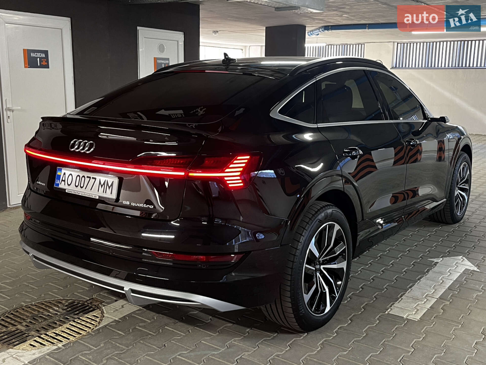 Головне фото звіту автомобіля AUDI E-TRON 2021