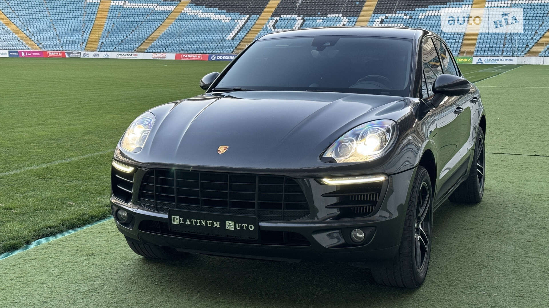PORSCHE MACAN