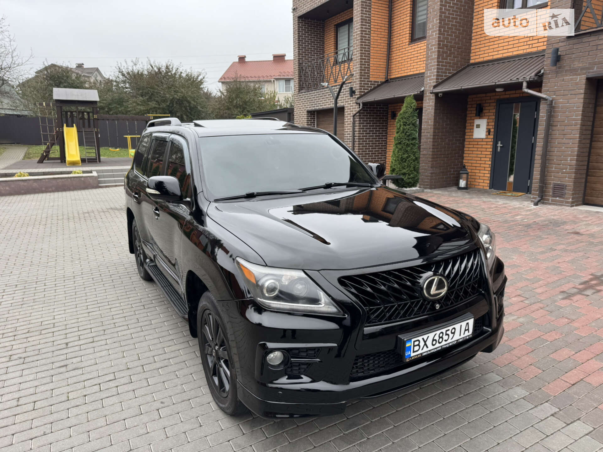 Головне фото звіту автомобіля LEXUS LX 570 2011