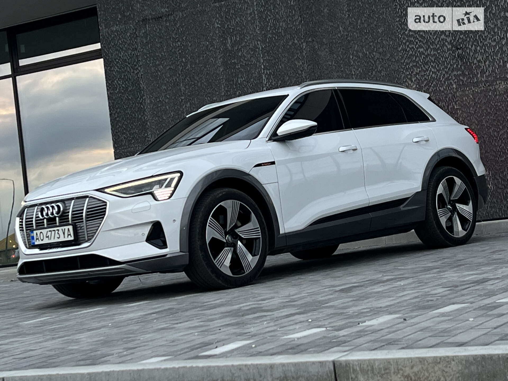 Головне фото звіту автомобіля AUDI E-TRON 50 2020