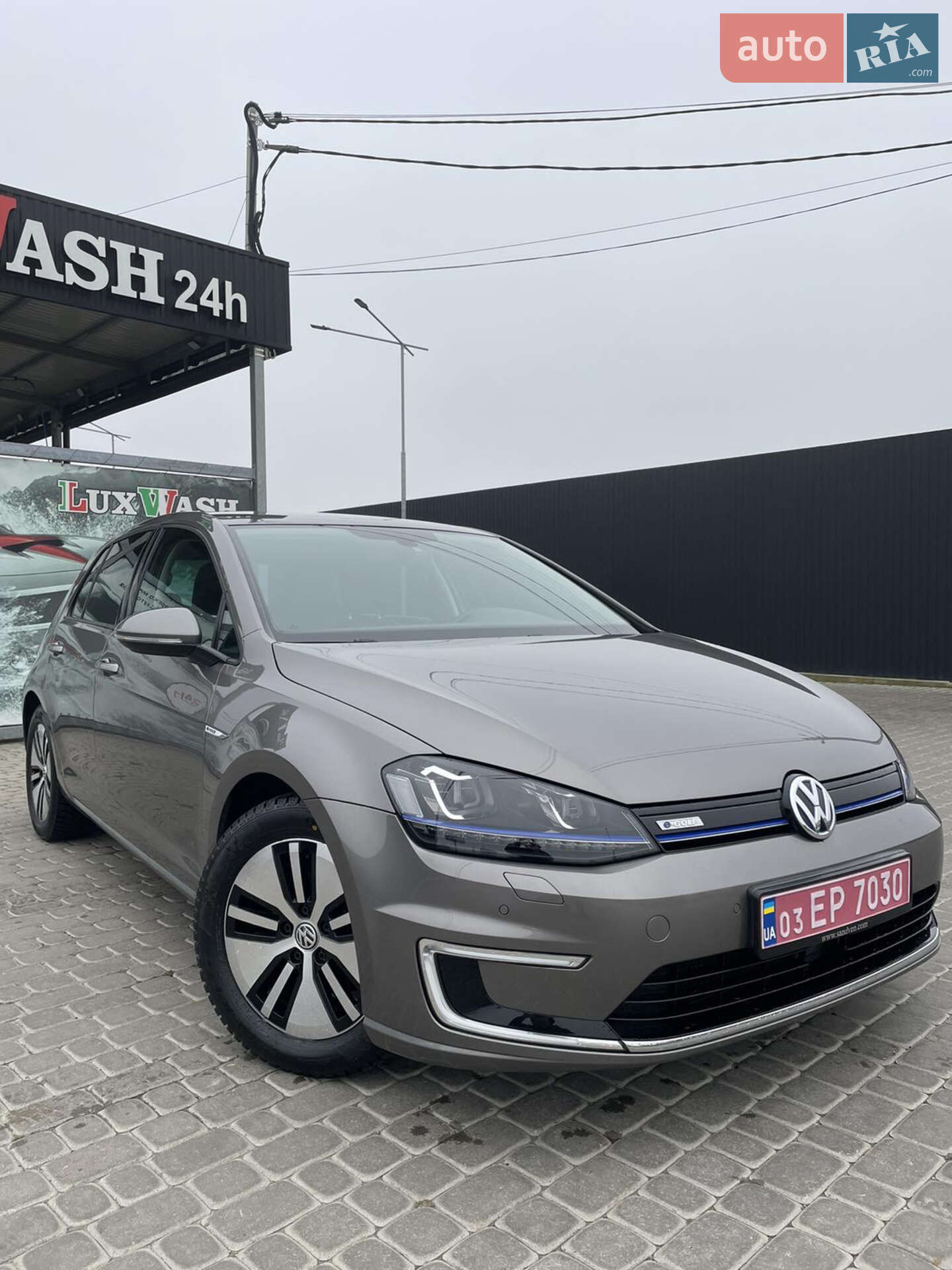 VOLKSWAGEN E-GOLF 2016