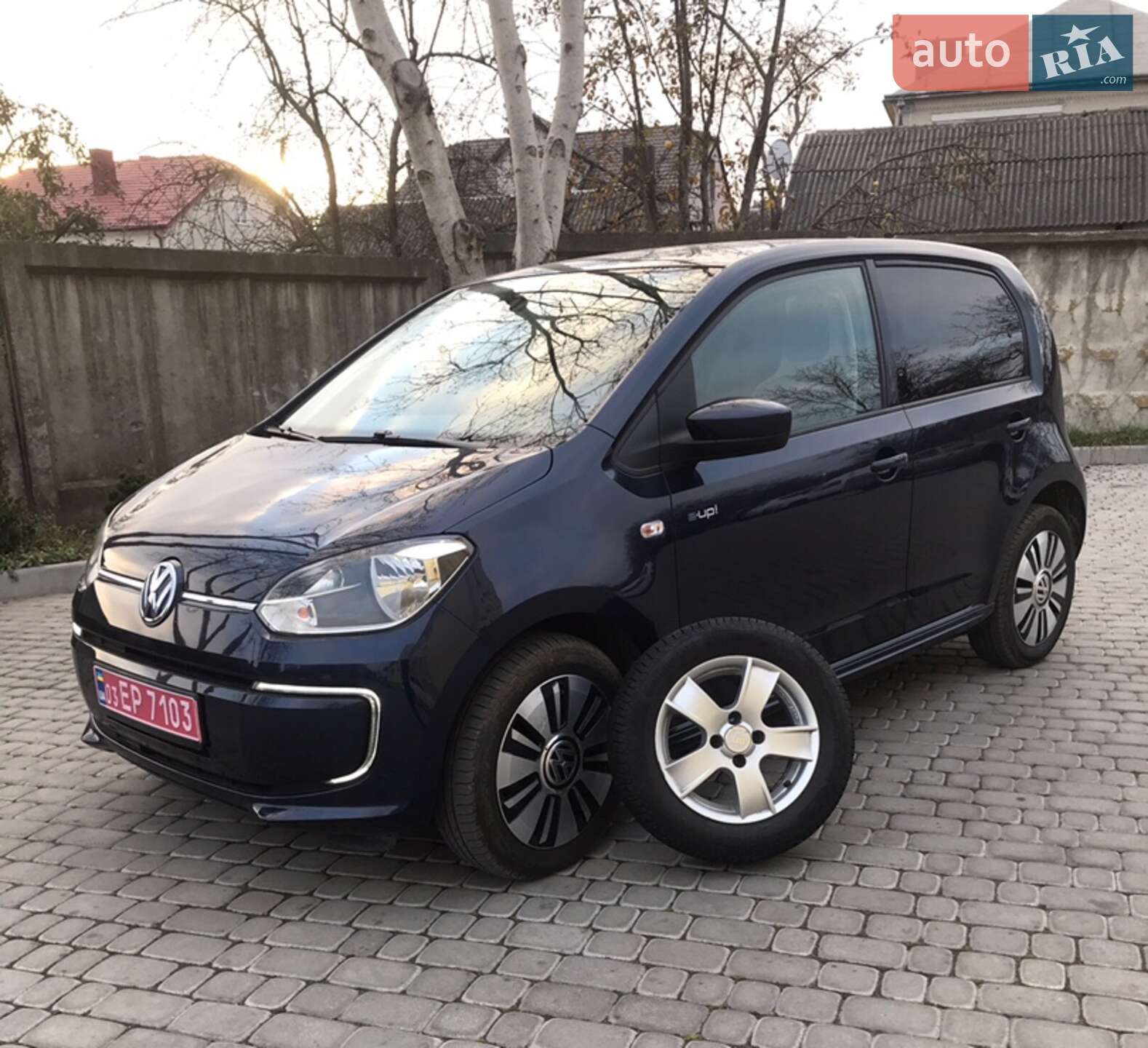 VOLKSWAGEN E-UP 2013