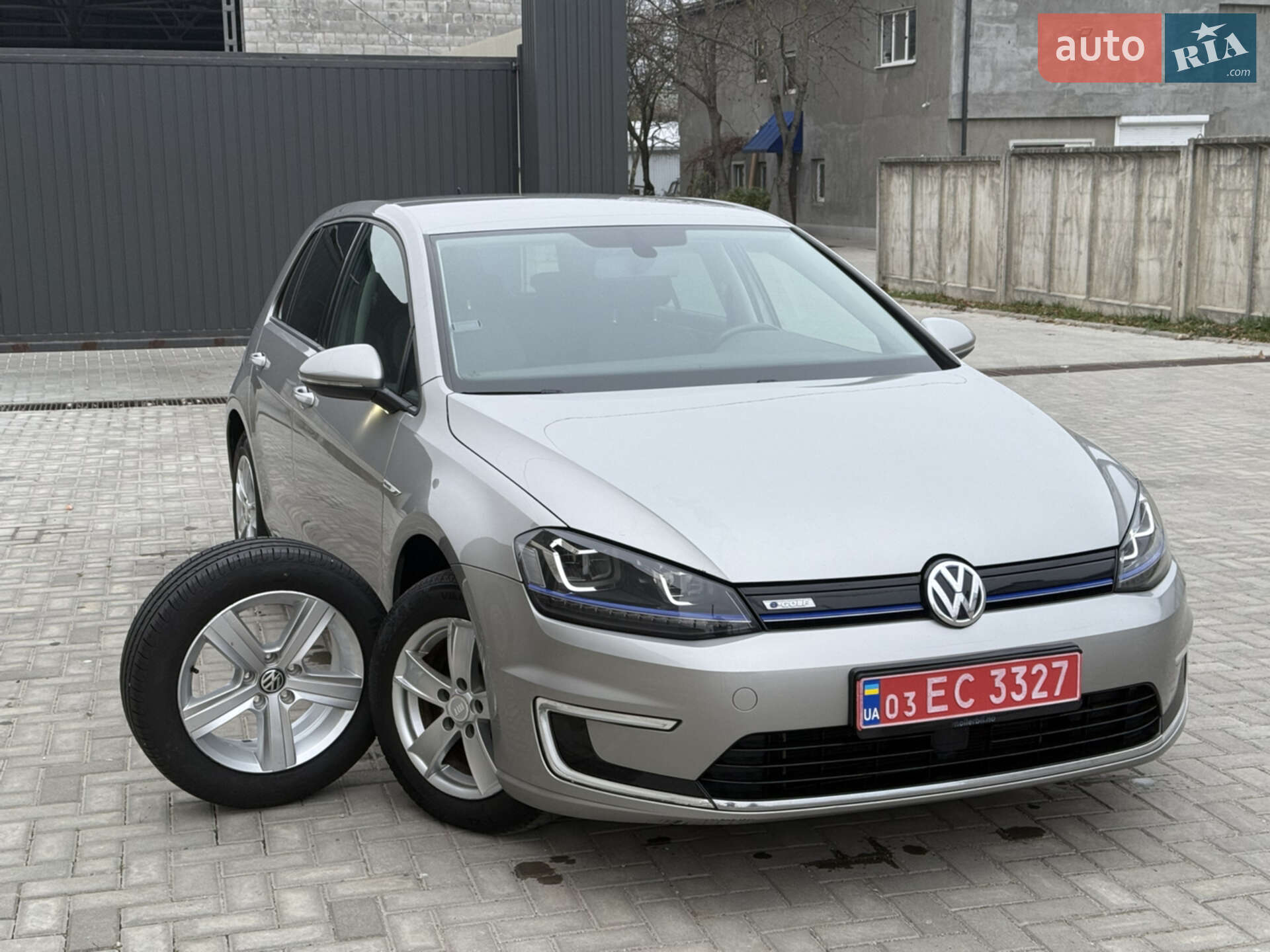 VOLKSWAGEN E-GOLF 2015