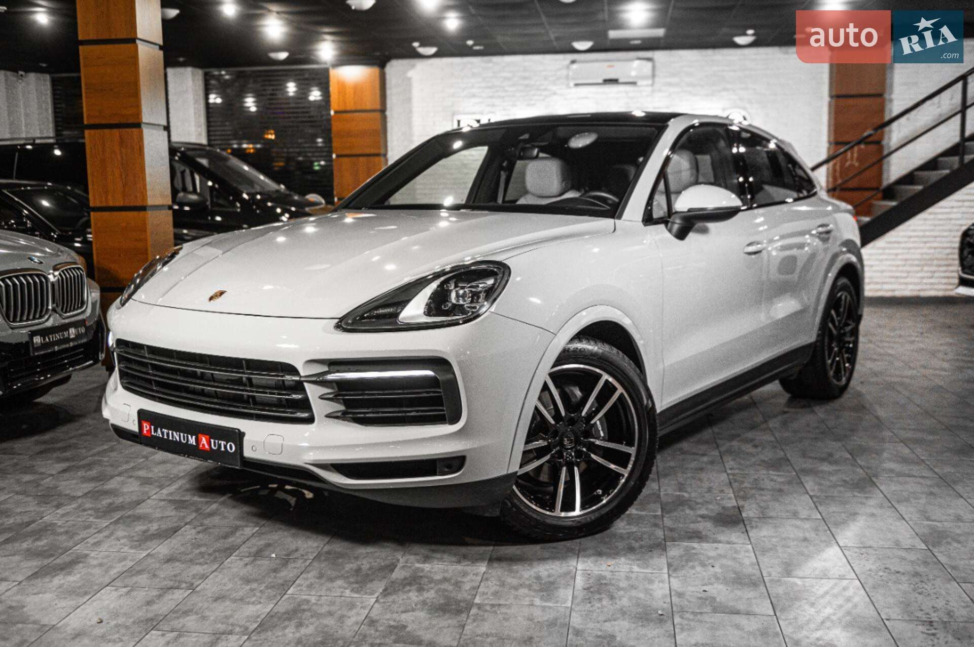 Головне фото звіту автомобіля PORSCHE CAYENNE 2022